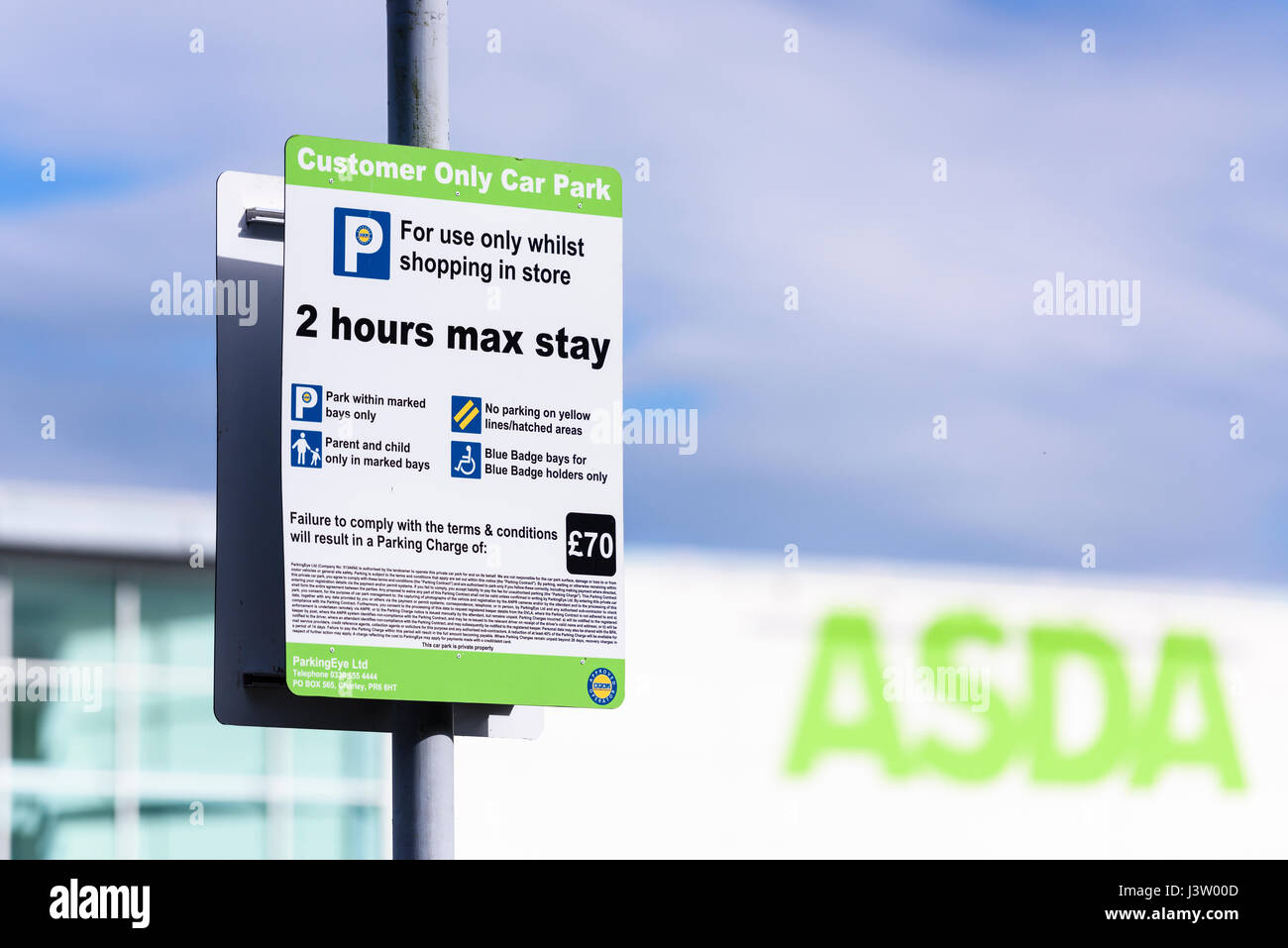 Parkplatz Einschränkung Zeichen, Warnung Kunden von Einschränkungen und Bedingungen Smallprint Parkplatz und einem Parkplatz Gebühr von £70 gilt. Stockfoto