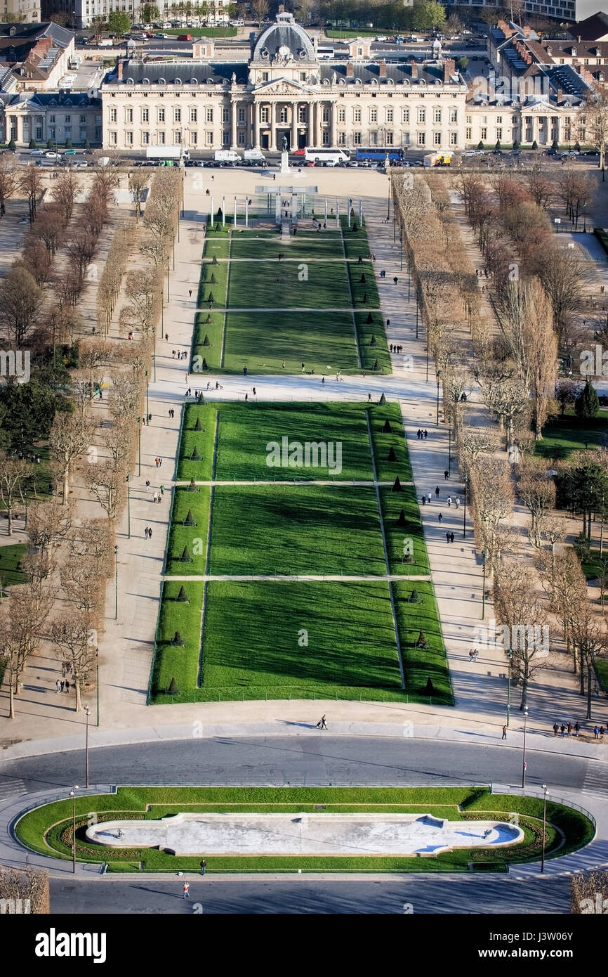 Ansicht des Champ de Mars oder Marsfeld. Südöstlich von der obersten Ebene des Eiffelturms, Champ de Mars und Ecole Militaire anzeigen Paris. Frankreich. Stockfoto