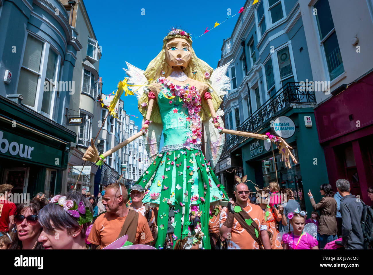 Das Brighton Festival Kinder Parade heute markiert den Beginn des diesjährigen Arts Festival. Dichter Kate Tempest ist der Gast-Regisseur, als hat Stockfoto