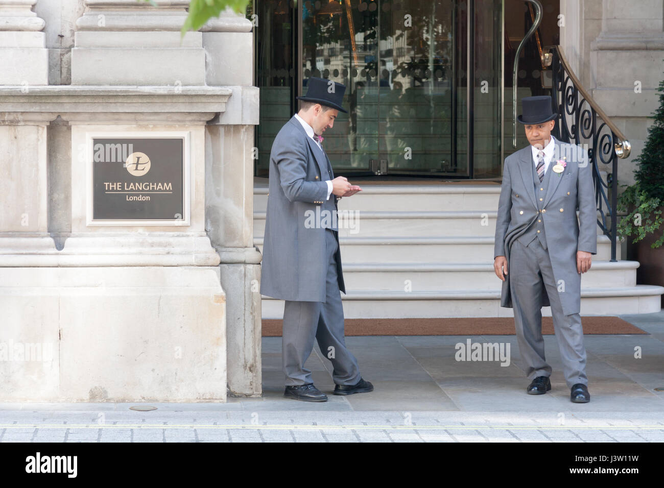 Türsteher im Langham Hotel, London, England Stockfoto
