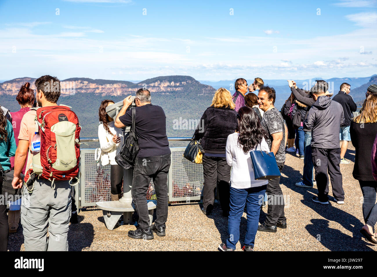 Touristen und Besucher am Echo Point Lookout in Katoomba, Blue Mountains, NSW, Australien Stockfoto