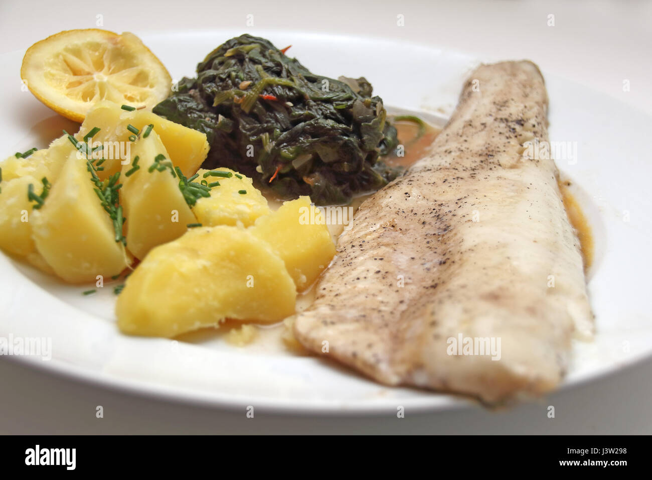 Zanderfilet Mit Salzkartoffeln Und Blattspinat Stockfoto