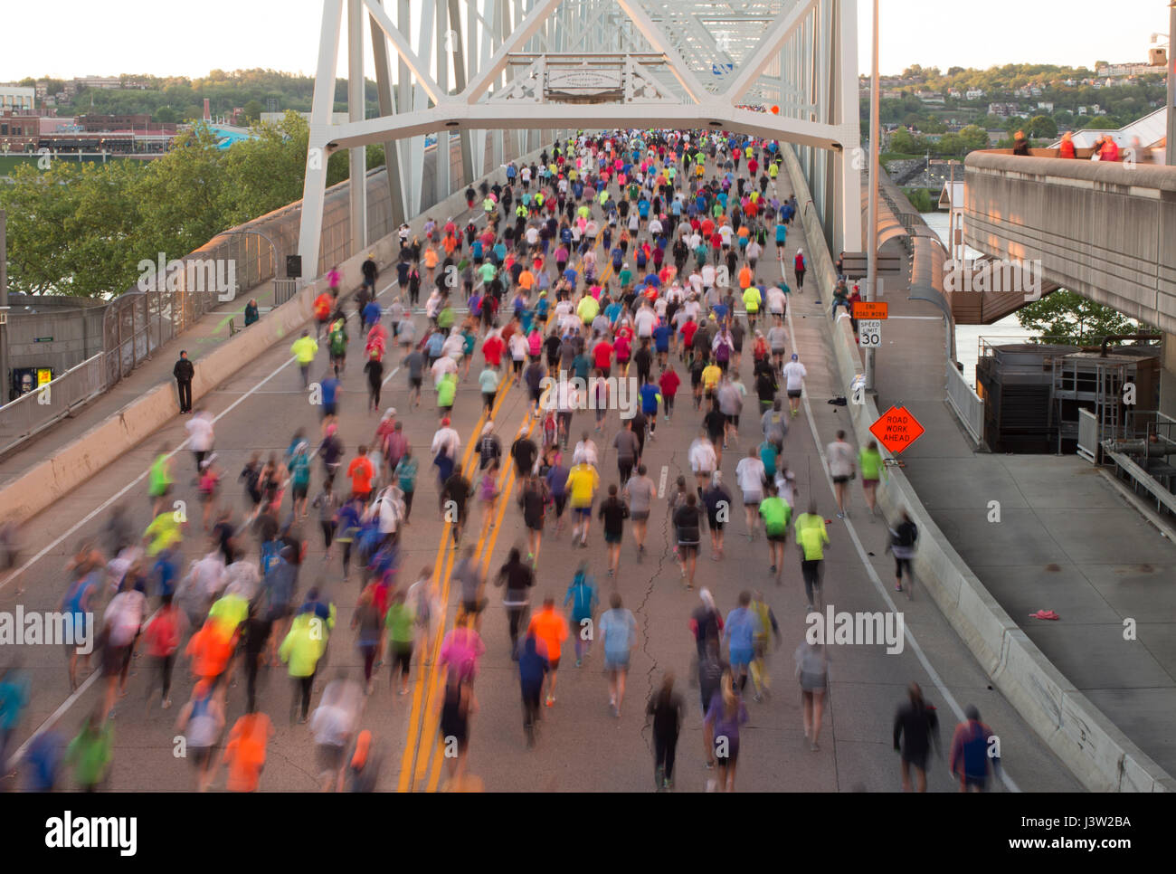 2017 Flying Pig Marathon in Cincinnati, Ohio. Die Schienen überqueren der Taylor southgate Brücke sind. Stockfoto