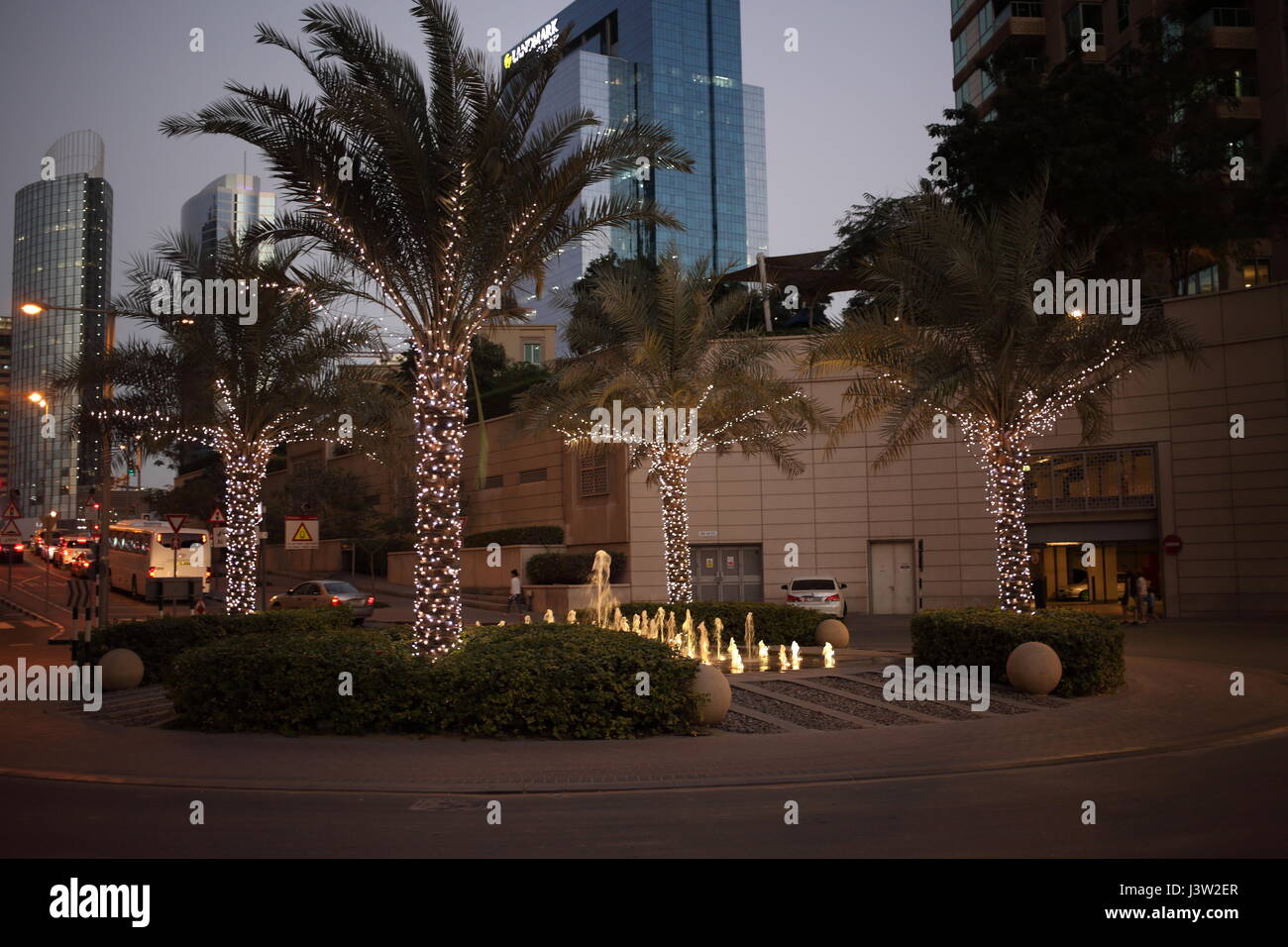 Palmen mit elektrischen Girlanden in Dubai, Vereinigte Arabische Emirate, 6. Januar 2017 beleuchtet Stockfoto