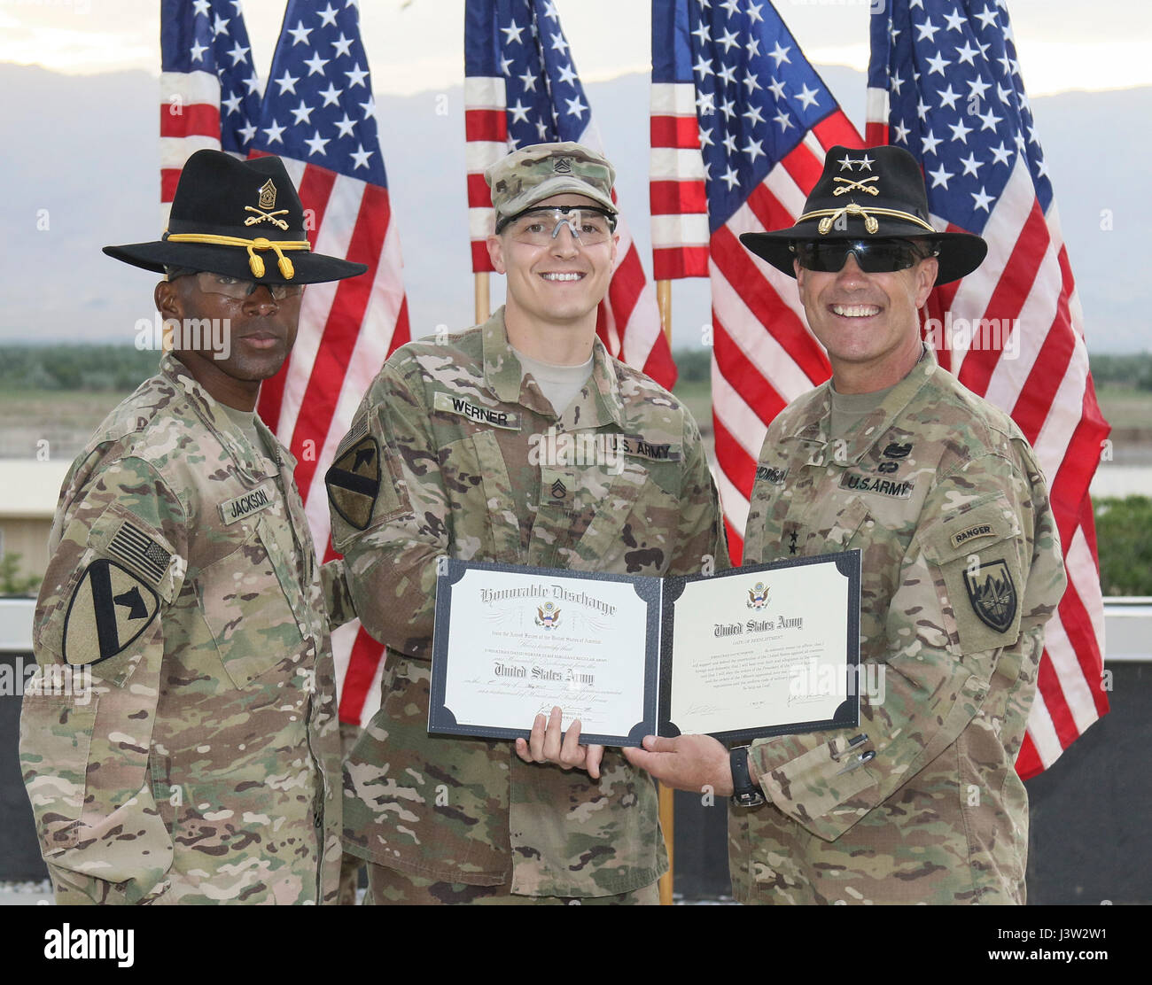 Die 1. Kavallerie-Division Sustainment Brigade veranstaltete eine Masse Zeitsoldat Zeremonie in Bagram Airfield, Afghanistan am 2. Mai 2017.     Die Zeremonie gab der 17 Soldaten die Möglichkeit, die 1. Kavallerie Divisionskommandeur Generalmajor J. T. Thomson reitet werden.    "Reenlisting einige erstaunliche CAV Troopers, das beste, was ich getan habe, ganztägig," sagte Thomson.     Generalmajor Thomson und 1st Cavalry Division Befehl Sgt. Major Maurice Jackson präsentiert Staff Sgt Jonathan Werner mit einer Münze und seine Zeitsoldat-Zertifikat. Stockfoto