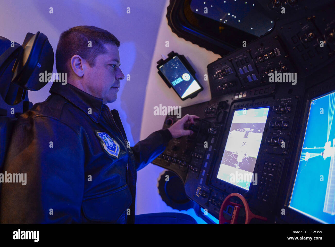 US Air Force Colonel Robert Behnken, ein Astronaut von Air Force Space Command, fliegt die Boeing Starliner-Simulator auf dem 33. Platz-Symposium in Colorado Springs, Colorado, 6. April 2017.  Kol. Behnken hat auf zwei Space-Shuttle-Missionen mit der National Aeronautics and Space Administration geflogen und ist derzeit eine Ausbildung der Starliner, fliegen die Astronauten zur internationalen Raumstation ISS senden soll. (US Air Force Photo/Dave Grim) Stockfoto