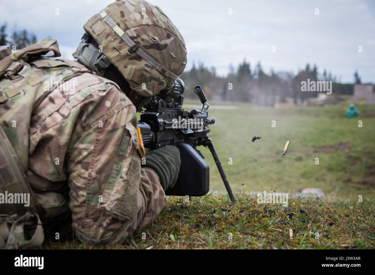 US-Soldaten von 2d Kalvarienberg Regiment führen eine Angriff Szenario auf 201 in Grafenwöhr Training Area, Grafenwöhr, Deutschland 19. April 2017.  Säbel Junction 17 ist der US-Army Europe 2. Kavallerie-Regiment Kampftraining Zentrum Zertifizierung Übung, statt an den Joint Multinational Readiness Center in Hohenfels, Deutschland, April 25-Mai 19, 2017. Die Übung soll die Bereitschaft des Regiments, einheitliches Land tätig, mit Schwerpunkt auf probt den Übergang von der Garnison gegen Operationen, und Ausübung der operativen und taktischen bislang bewerten Stockfoto