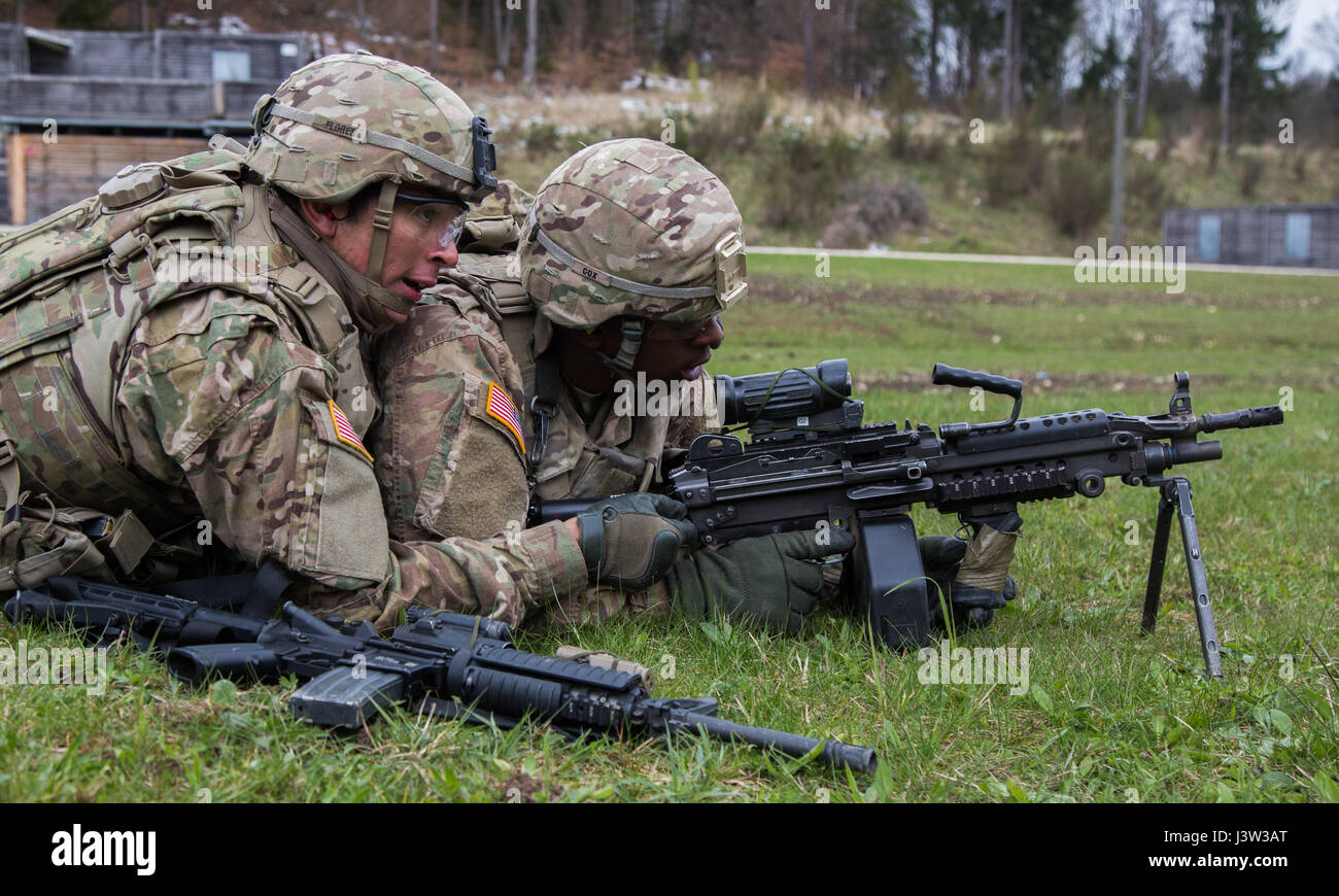 US-Soldaten von 2d Kalvarienberg Regiment führen eine Angriff Szenario auf 201 in Grafenwöhr Training Area, Grafenwöhr, Deutschland 19. April 2017.  Säbel Junction 17 ist der US-Army Europe 2. Kavallerie-Regiment Kampftraining Zentrum Zertifizierung Übung, statt an den Joint Multinational Readiness Center in Hohenfels, Deutschland, April 25-Mai 19, 2017. Die Übung soll die Bereitschaft des Regiments, einheitliches Land tätig, mit Schwerpunkt auf probt den Übergang von der Garnison gegen Operationen, und Ausübung der operativen und taktischen bislang bewerten Stockfoto