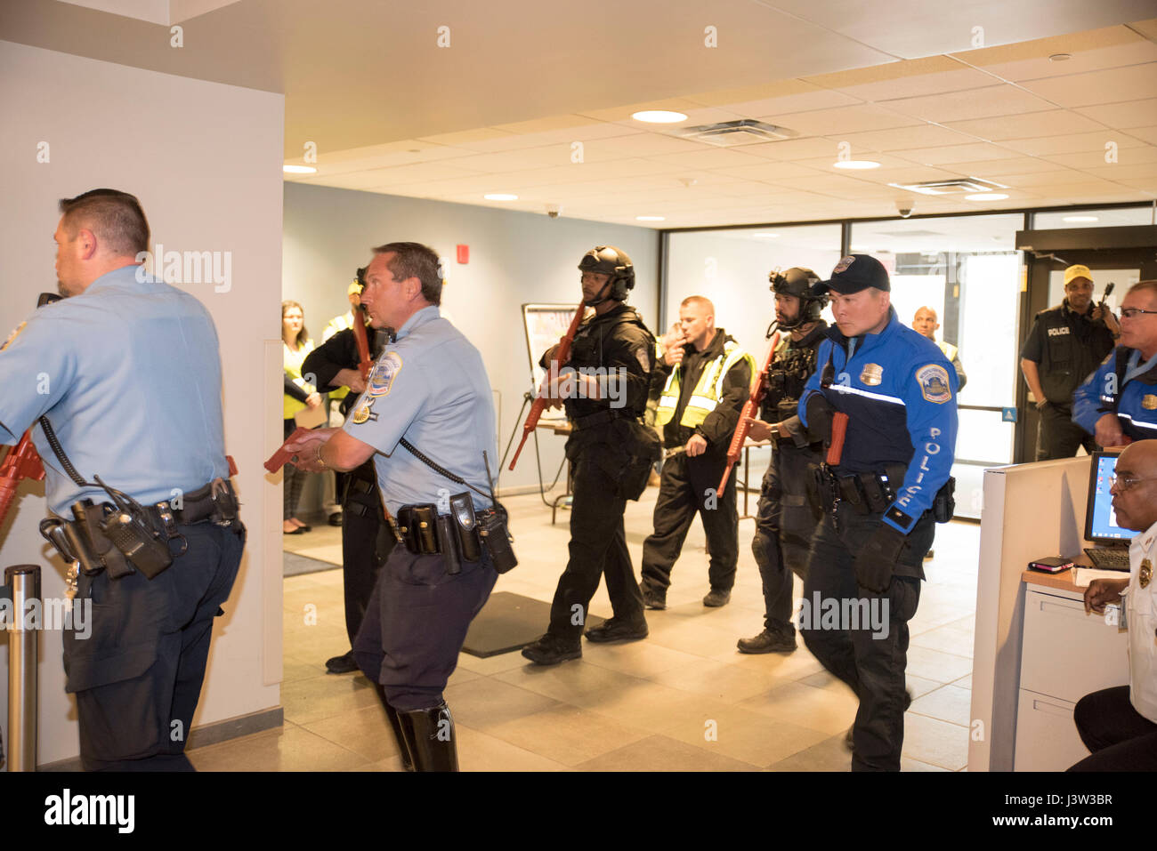 Naval Support Aktivität Washington Security Force zusammen mit Metropolitan Police Department, ein aktiver Schütze Bohren im Washington Navy Yard durchzuführen.  Die aktive Schütze-Übung, genannt "RELIANT SHIELD 17-1," wurde abgeschlossen, um ein United States Fleet Forces Command-Anforderung zu erfüllen, dass alle Mitarbeiter der US-Marine in einer praktischen Übung aktive Schütze jährlich teilnehmen.  Es bot Gelegenheit für NSAW taktische Ebene Bohrer und gleichzeitig die Einbeziehung wesentlicher Koordinierung mit allen Mieter Befehle auf der Washington Navy Yard durchführen. Stockfoto