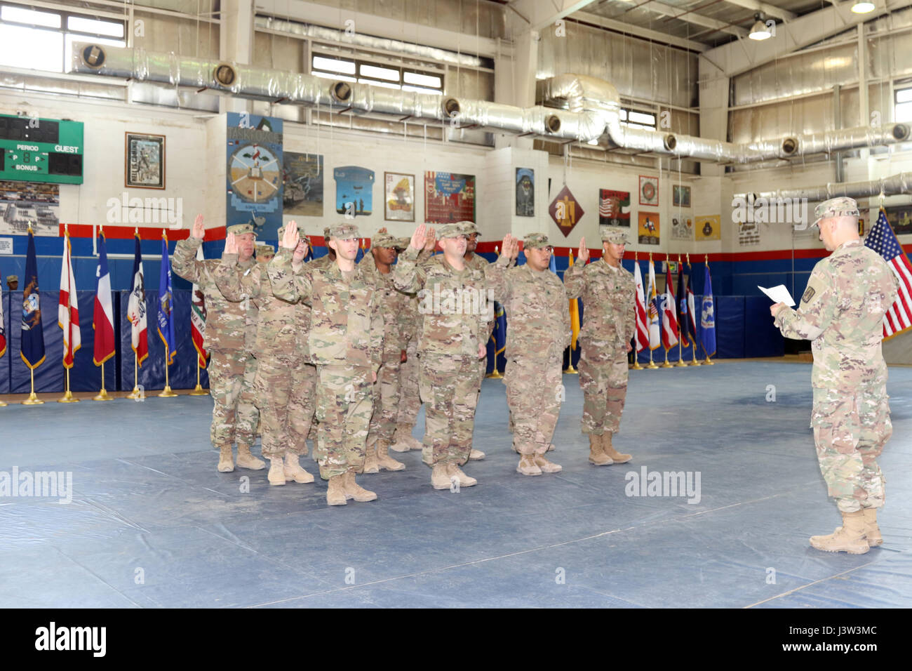 US Army Major General Stephen Hager (rechts), Kommandeur des Befehls 335th Signal liest Soldaten die Eid Eintragung, 22 April, im Camp Arifjan, Kuwait. Die Army Reserve Engagement Zelle gehostete dieser jährlichen Veranstaltung, im Rahmen eines festlichen Tages darauf ausgerichtet, zu Ehren die Männer und Frauen, die in der US Army Reserve dienen. Stockfoto