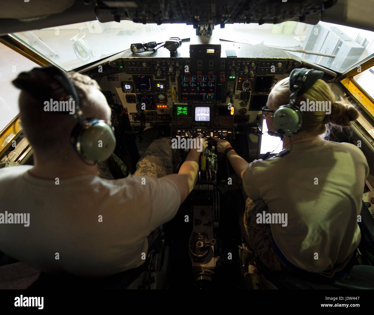 US Air Force Staff Sgt Jared M. Thiems, links, zeigt Flieger 1. Klasse Hayley Prato, wo die Klappe Manometer sich auf einem KC - 135 Stratotanker an Al Udeid Air Base, Katar, 24. April 2017 befindet. Thiems und Prato, Kraftstoffsysteme, die Techniker mit der 379th Expeditionary Wartung Geschwader durchführen eines Schwerkraft-Transfer-Ventils operative überprüfen und sind verantwortlich für die Diagnose und Reparatur Störungen, bevor das Flugzeug Flug dauert. (Foto: U.S. Air Force Tech Sgt. Amy M. Lövgren) Stockfoto
