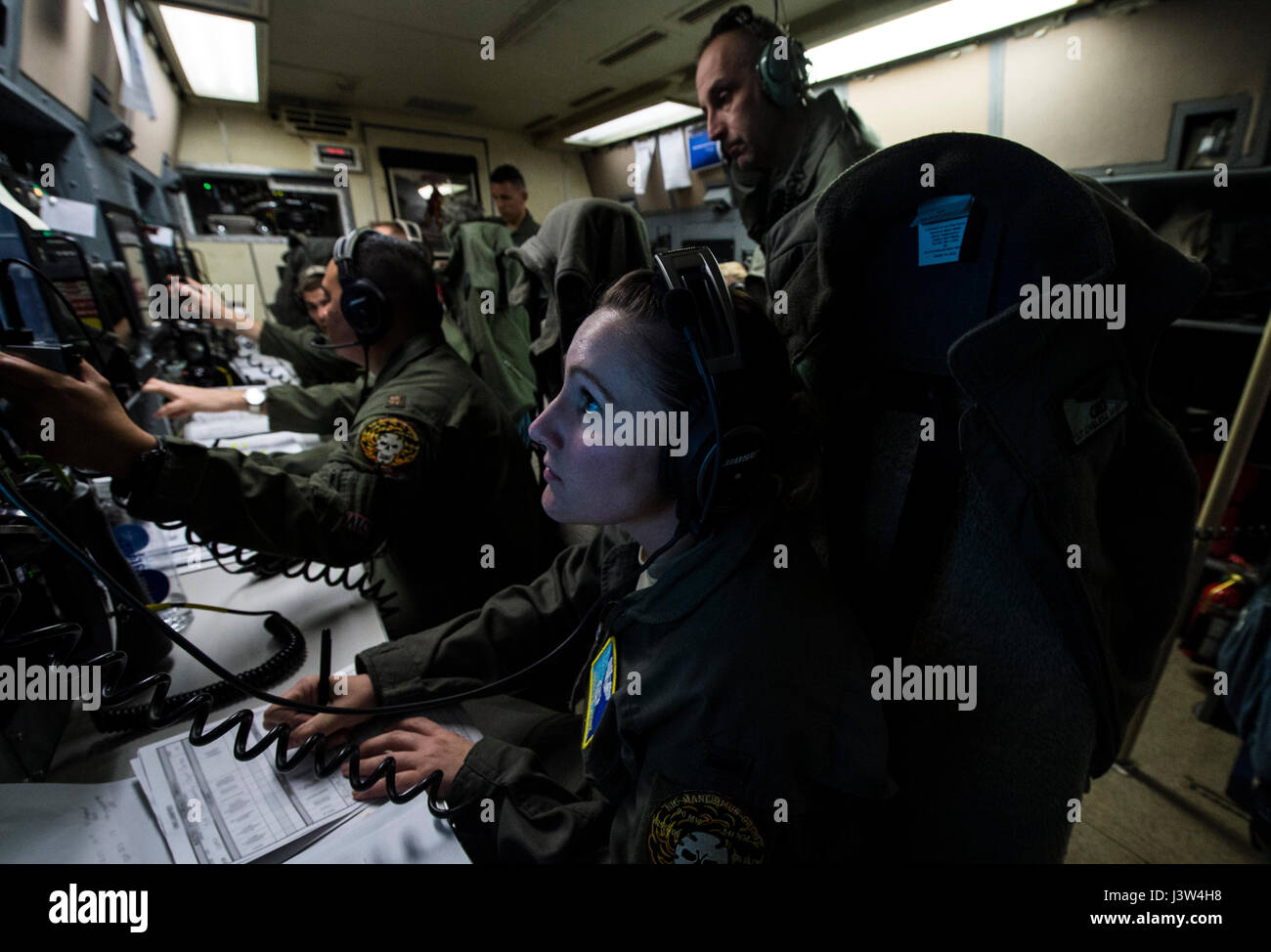 US Air Force 1st Lt. Chelea Wight, Ingenieur Analyse von 625-jährigen Strategic Operations Squadron, überwacht den Status einer simulierten Minuteman III-Rakete an Bord eines US Navy e-6 Mercury über dem Pazifischen Ozean während Ruhm Reise 220, 26. April 2017. Herrlichkeit Reise ist eine Funktionsprüfung Start nach wie vor, dass eine lange Geschichte der westlichen Bereich startet zu überprüfen, überprüfen und verbessern die Fähigkeit des Landes ICBM Kraft verwendet. (Foto bearbeitet für Sicherheit) (Foto: U.S. Air Force Airman 1st Class Keifer Bowes) Stockfoto