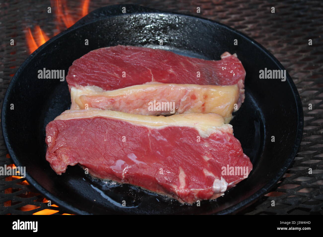 Steak auf offenem Feuer Stockfoto