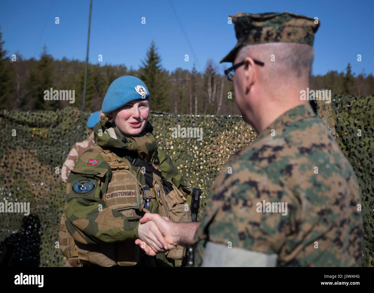 US Marine Oberst Doug Bruun trifft sich mit Kadett an der Royal Norwegian Air Force Academy während eines simulierten UN-Trainings in Giskaas, Norwegen, 25. April 2017. Die Kadetten unterrichtet Bruun auf jedem Status und Organisation ihrer Post. Marine Rotations Kraft Europa 17.1 (MRF-E) bringt das Marinekorps lange und enge Beziehung mit der norwegischen Streitkräfte. (Foto: U.S. Marine Corps Lance Cpl. Victoria Ross) Stockfoto