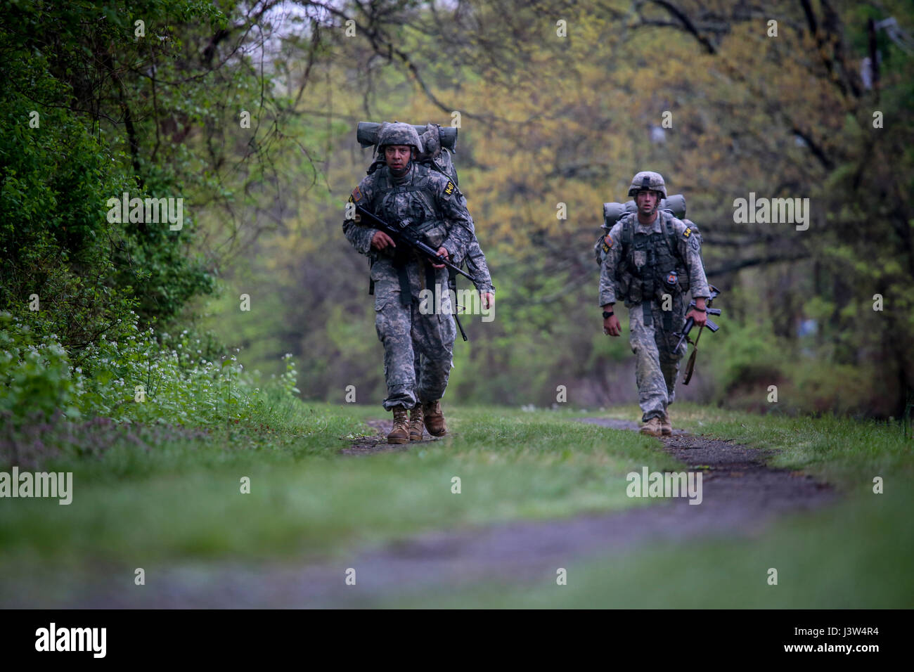 Soldaten der US-Armee konkurrieren im März 12-Meilen-Zone Ruck während der Region 1 Wettbewerb beste Krieger Wettbewerb im Washington Crossing State Park, Titusville, N.J., 26. April 2017. Vierzehn US Army National Guard Soldaten und Unteroffiziere aus den sechs Neuengland-Staaten, New Jersey und New York konkurrieren in der dreitägigen Veranstaltung, 25-27 April 2017, welche Features Ereignisse zeitgesteuerte, einschließlich Häuserkampf Simulationen, Land-Navigation und der Armee körperliche Fitness-Test. Die beiden Gewinner fährt fort, in 2017 Army National Guard besten Krieger Wettbewerb die Armee genannt werden konkurrieren Stockfoto