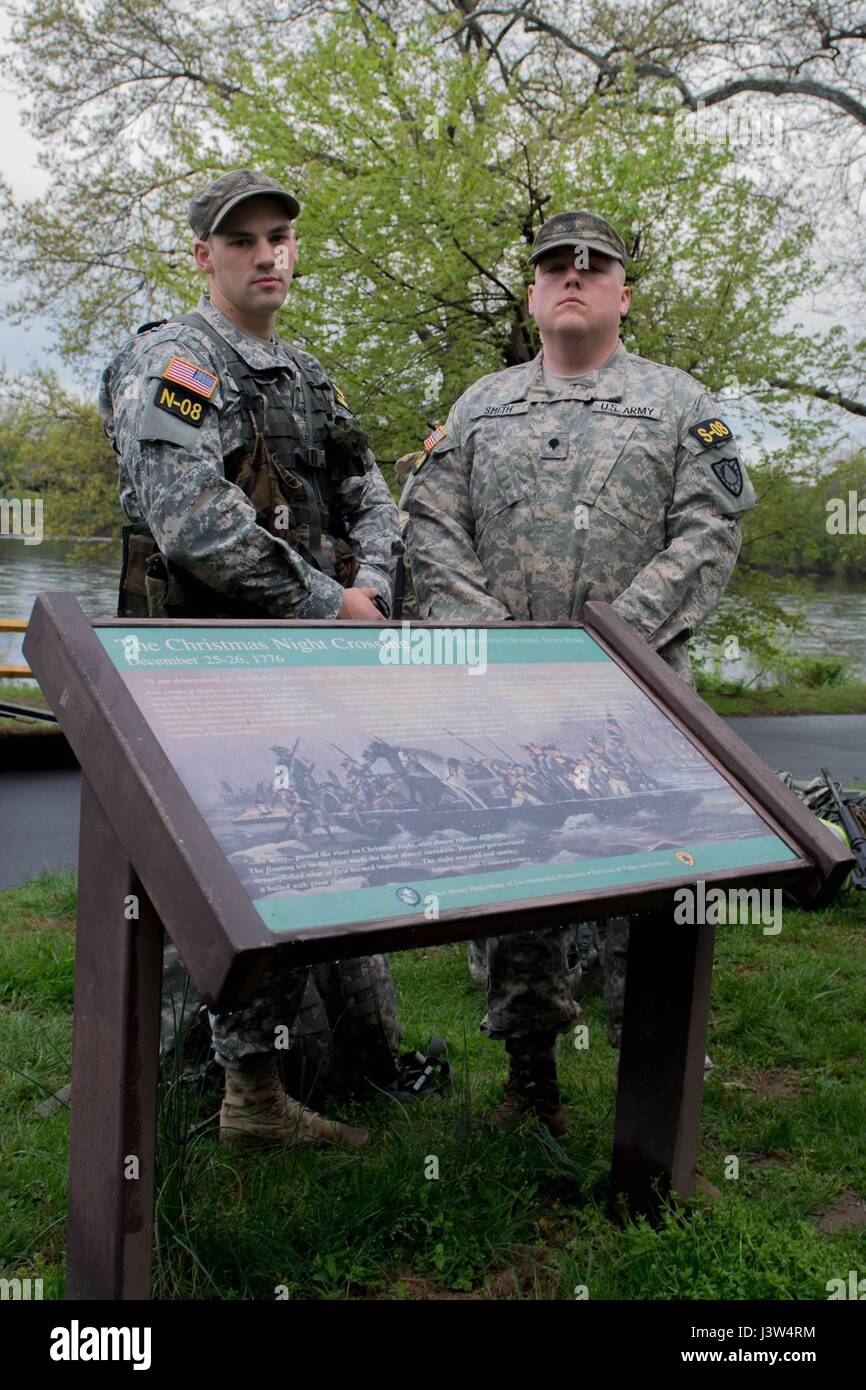 Sgt. Jared Smith und Spc. Joseph Smith, die besten NCO und Soldaten, die Vertretung der Maine Army National Guard stehen hinter eine Tafel zeigt die berühmte Weihnachten/Washington Überfahrt Reise, die die Teilnehmer vor Beginn der 12-Meilen-Ruck nachgestellt März. Stockfoto