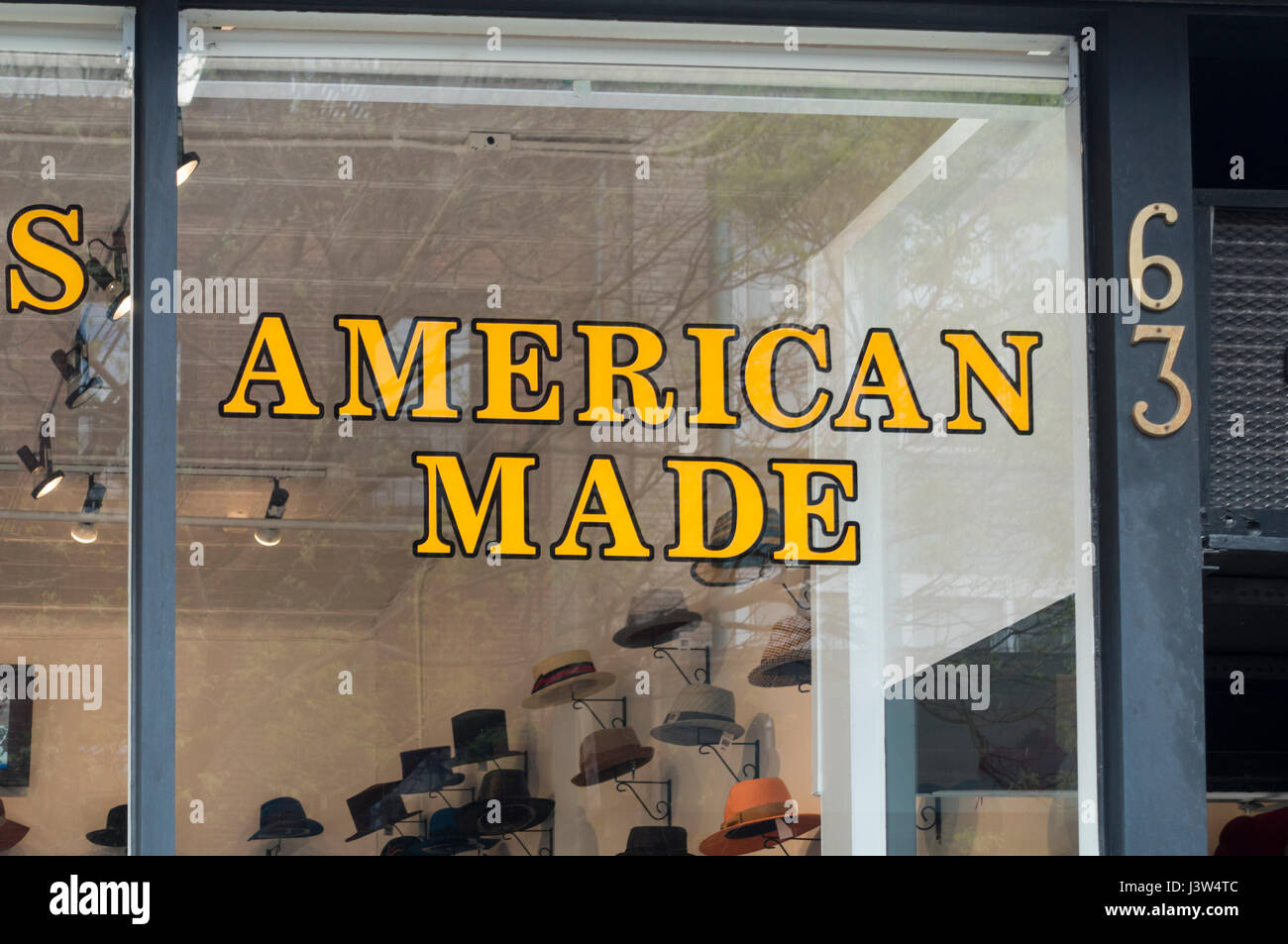 Ein Hutgeschäft in Lower Manhattan mit einer amerikanischen gemacht Schild im Fenster Stockfoto