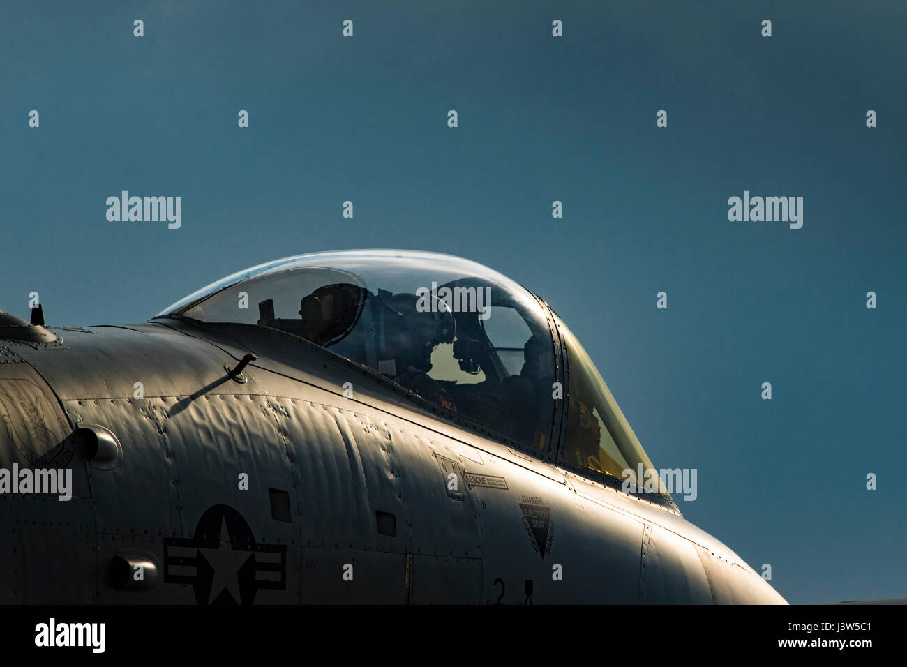 A-10C Thunderbolt II Piloten der 75th Fighter Squadron bereiten sich auf Combat Hammer vor, eine Luft-Boden-Übung auf der Hill Air Force Base, bei der die Leistung von Präzisionswaffen auf Kampftauglichkeit analysiert wird. Stockfoto
