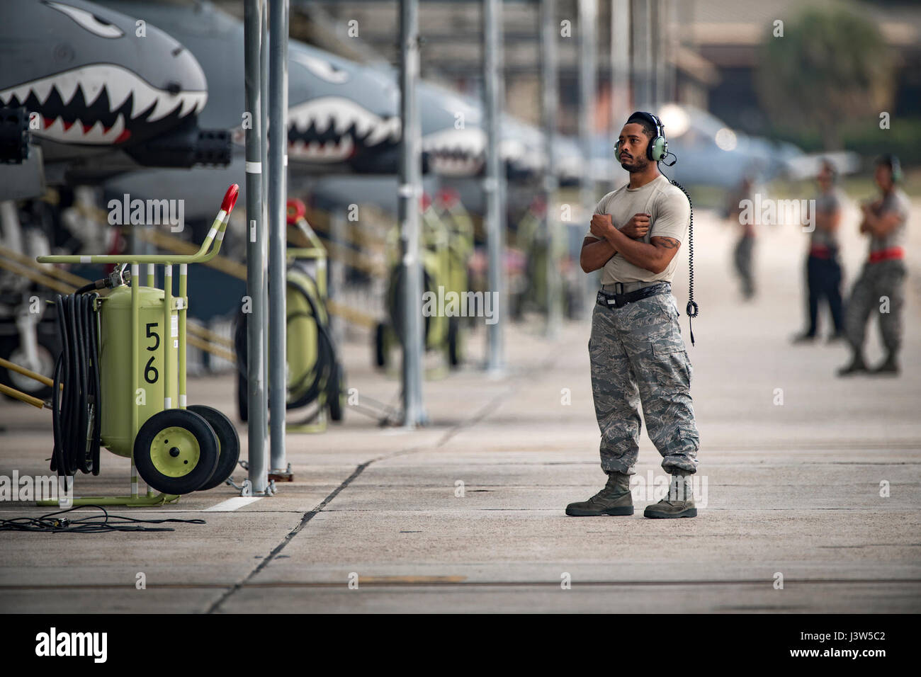 Auf der Moody Air Force Base, Georgia, bereitete die 75th Fighter Squadron am 28. April 2017 eine A-10C Thunderbolt II für Combat Hammer vor, eine Luft-zu-Boden-Übung auf der Hill Air Force Base, Utah, um die Leistung von Präzisionswaffen und die Kampftauglichkeit zu bewerten. Stockfoto