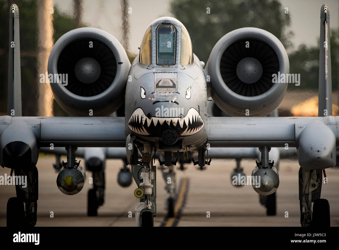 Ein A-10C Thunderbolt II von der 75th Fighter Squadron Taxis auf der Moody Air Force Base, Georgia, um sich auf Combat Hammer vorzubereiten, eine Luft-zu-Boden-Übung, bei der die Leistung von Präzisionswaffen und die Kampfbereitschaft bewertet werden. Stockfoto