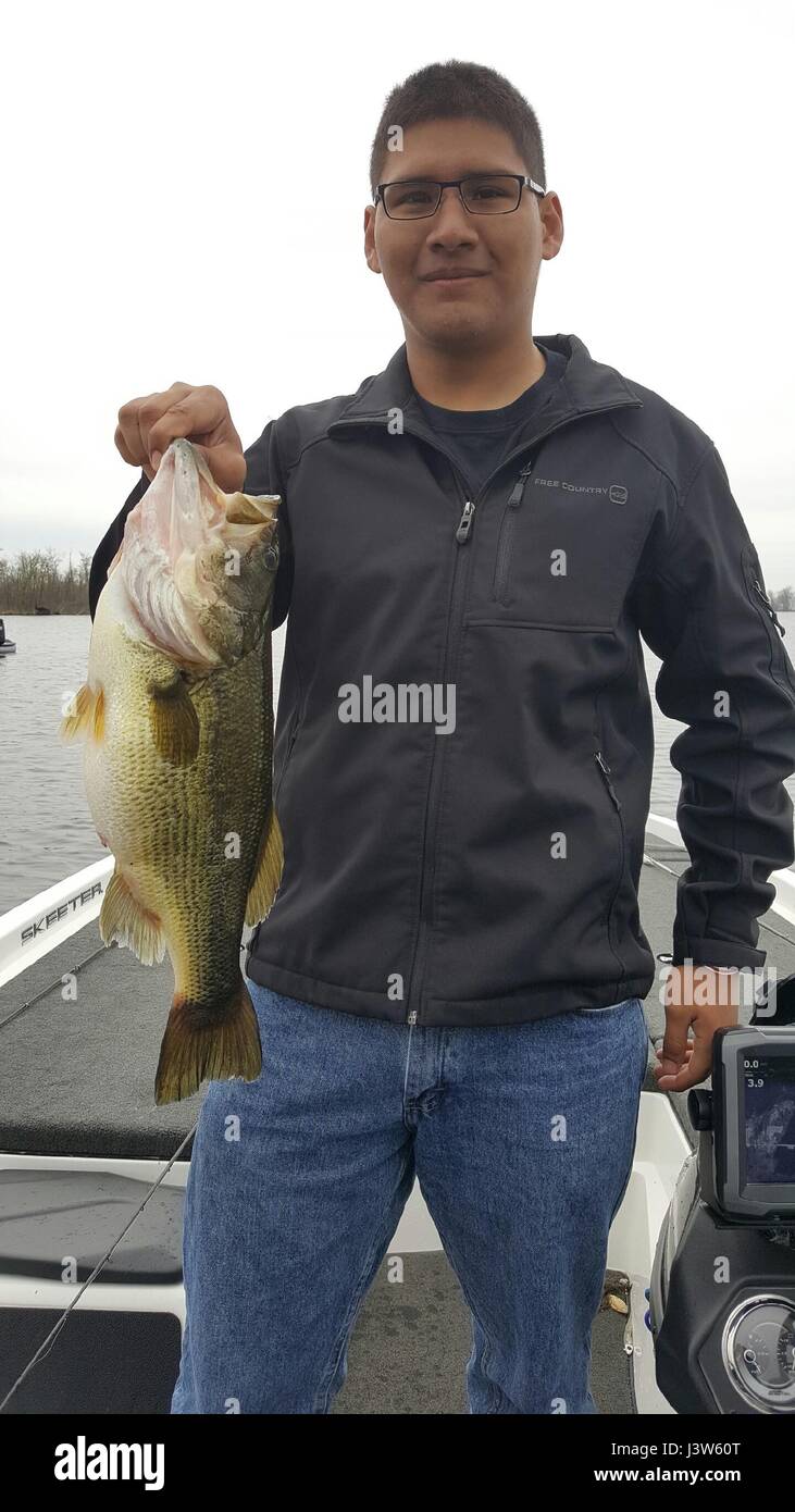 Pvt. 1. Klasse Ernesto Espericueta zeigt ein großer Mund Bass er gefangen während der Aufnahme ein Soldat Angeln Ereignis am See Oneida April 29. Stockfoto