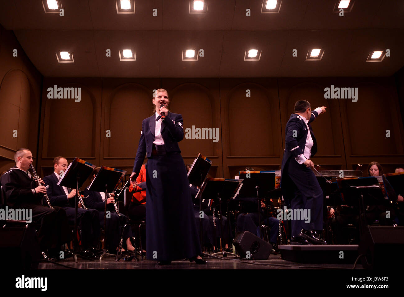 170429-N-VH385-154 BREMERTON, Washington (29. April 2017) US-Air Force Senior Airman Michelle Doolittle, singt von Santa Cruz, Kalifornien, ein Lied aus dem Stück "Oz" während der jährlichen International Military Band Konzert (IMBC) in Bremerton High School. Mitglieder der Marine Band Northwest, US Air Force Band the Golden West, I Corps Army Band, US Marine Corps Forces Pacific Band und der kanadischen Band des fünfzehnten Feld-Artillerie-Regiments versammelt für die 26. jährliche IMBC, wodurch internationale Bands zu montieren und treten gemeinsam für das Publikum in der gesamten nördlichen Pazifik Stockfoto