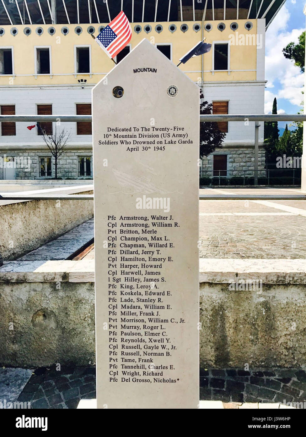 Ein Denkmal Stand am Ende der Oberst Darby 40-Meile/12-Stunden Ranger Straße März fordern in Torbole, Italien, am 30. April. Läufer aus 3-10 General Support Aviation Battalion, 10. Combat Aviation Brigade, 10. Mountain Division (LI), abgeschlossen Ultramarathon-Sieg gegen den bisherigen Streckenrekord um vier Minuten. (US Army photo courtesy 10. Combat Aviation Brigade) Stockfoto