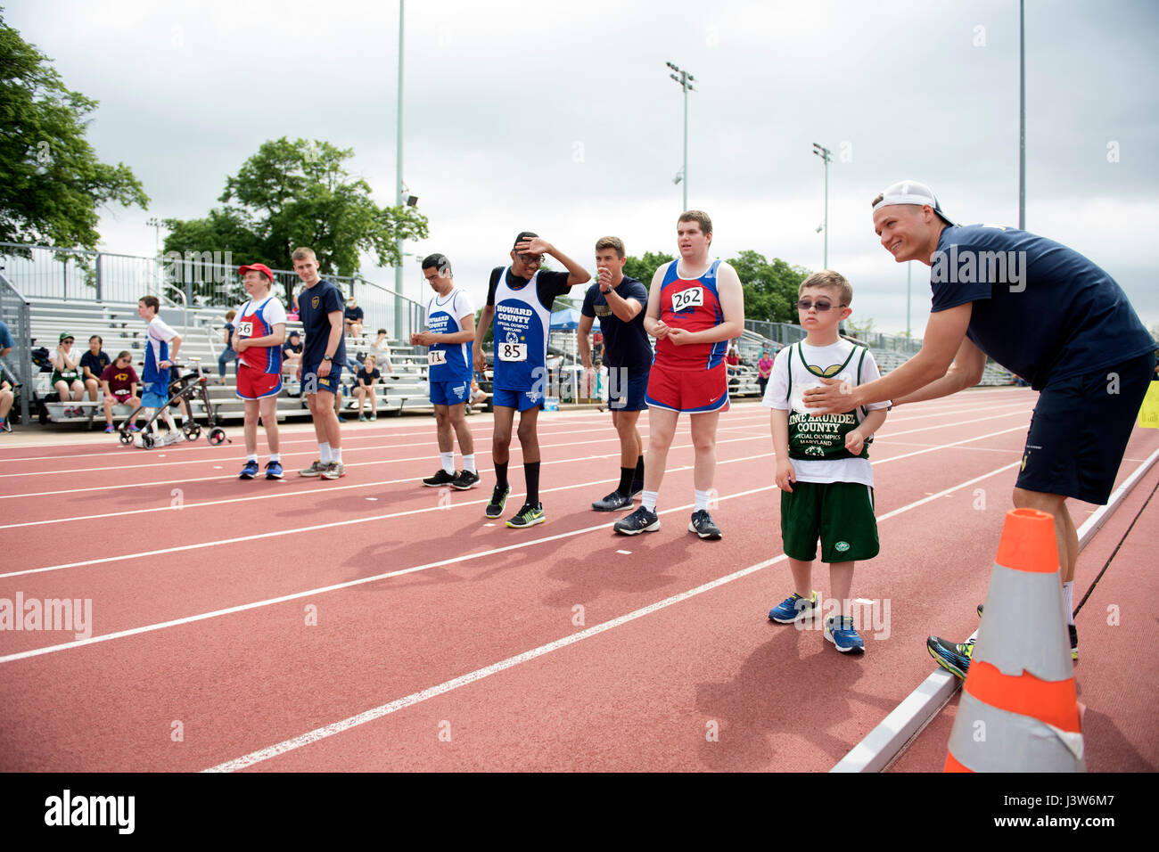 170430-N-DY073-0669ANNAPOLIS, MD (30. April 2017) A Vereinigte Staaten Naval Academy (USNA) Midshipman Engoucrages seine besondere Olympian vor dem 50-Meter-Lauf Rennen. USNA Gastgeber des jährlichen Wettbewerbs der Maryland Special Olympics 29-30. April wo Special Olympioniken konkurrieren in verschiedenen schwimmen, Leichtathletik-Veranstaltungen (Foto: U.S. Navy Mass Communication Specialist 2. Klasse Brianna Jones/freigegeben) Stockfoto