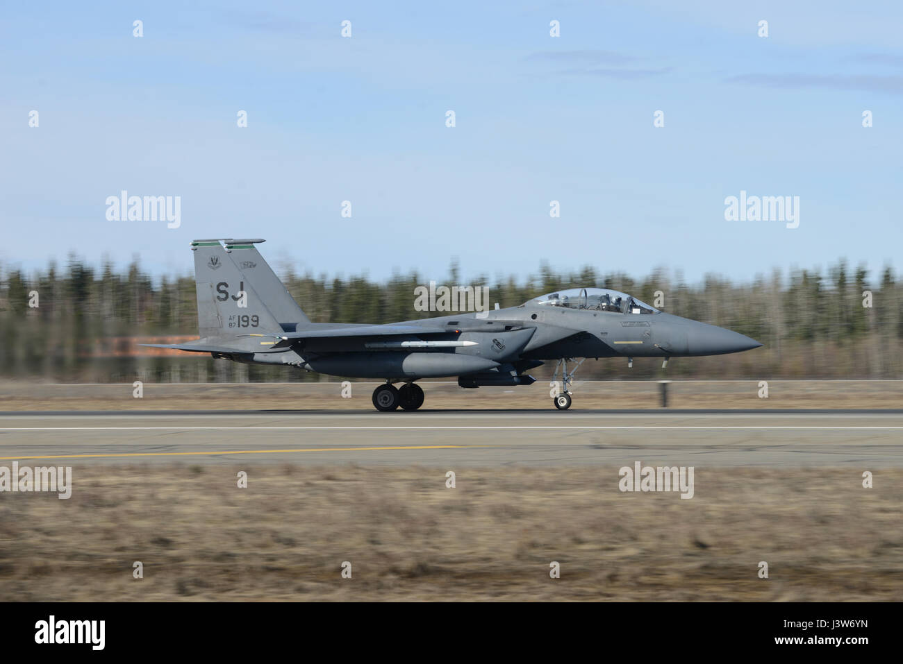 EIELSON AIR FORCE BASE in Alaska – A US Air Force F-15E Strike Eagle Doppel-Rolle Jagdflugzeug zugewiesen 335th Fighter Squadron, Seymour Johnson Air Force Base, North Carolina, zieht für einen Ausfall von Eielson Air Force Base, Alaska, 1. Mai 2017 im nördlichen Rand 2017 (NE17). NE17 ist Alaskas erste gemeinsame Übung sollen üben, Operationen, Techniken und Verfahren sowie die Interoperabilität zwischen den Diensten zu verbessern. Tausende von Teilnehmern aus allen Diensten, Flieger, Soldaten, Matrosen, Marines und Küste Gardisten aus dem aktiven Dienst, Reserve und der Nationalgarde-Einheiten eine Stockfoto