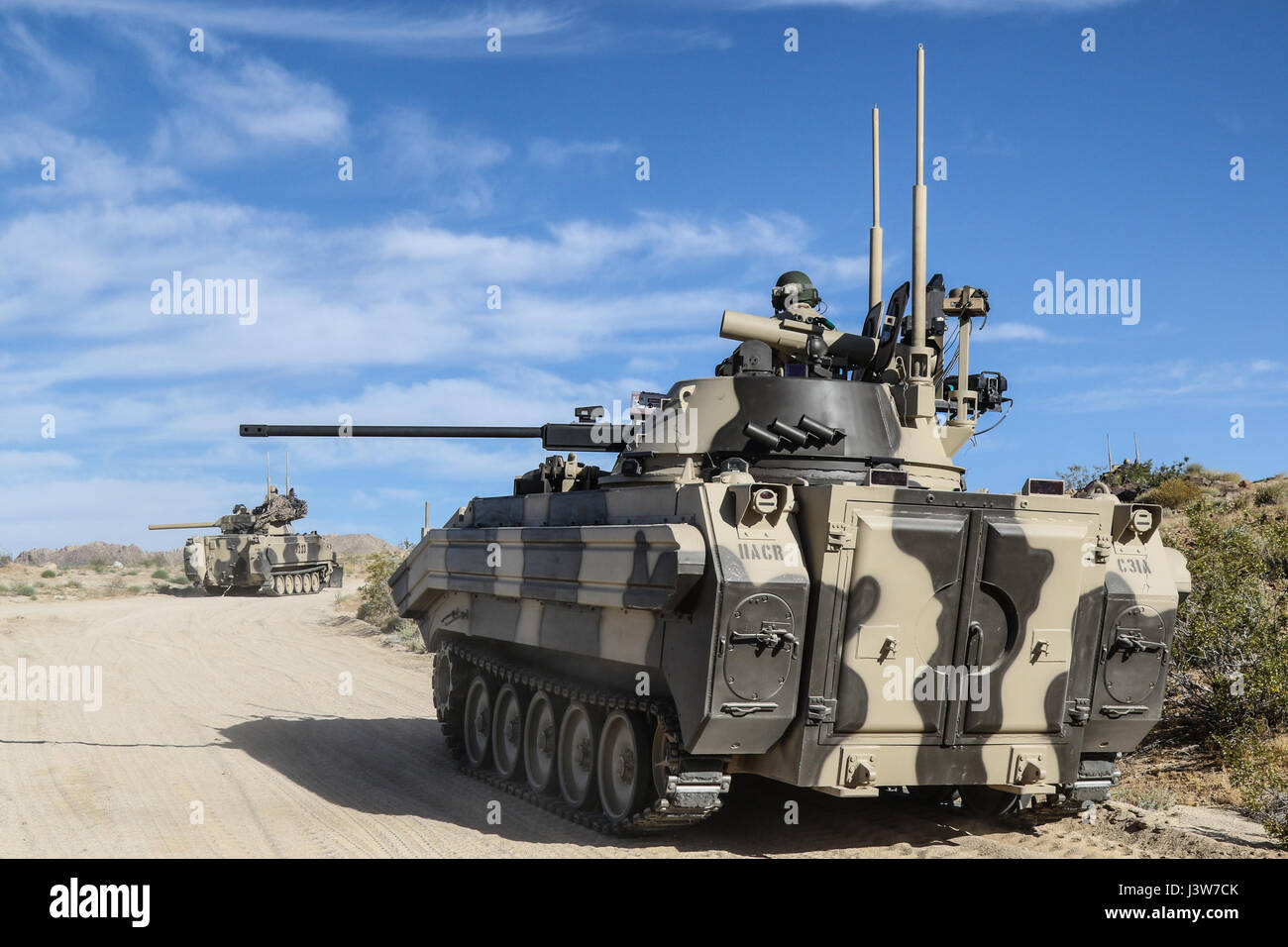 FORT IRWIN, Kalifornien – A, OPFOR Surrogat Fahrzeug (rechts), und ein Main Battle Tank (links) von Coldsteel Truppe, 1. Staffel, 11th Armored Cavalry Regiment, engagieren Elemente von der 2. gepanzerte Brigade Combat Team, 1. US-Infanteriedivision, während eines Angriffs in der Nähe der National Training Center Eisernen Dreieck, 2. Mai 2017.  Der Zweck dieser Phase der NTC Rotation 17-06, forderte der Dagger Brigade Fähigkeit zur Durchführung einer Verteidigung gegen einen Gegner in der Nähe von Peer in Verbindung mit einer großflächigen Sicherheitsbedrohung.  (US Armee-Foto von Pfc. Austin Anyzeski, 11th ACR) Stockfoto