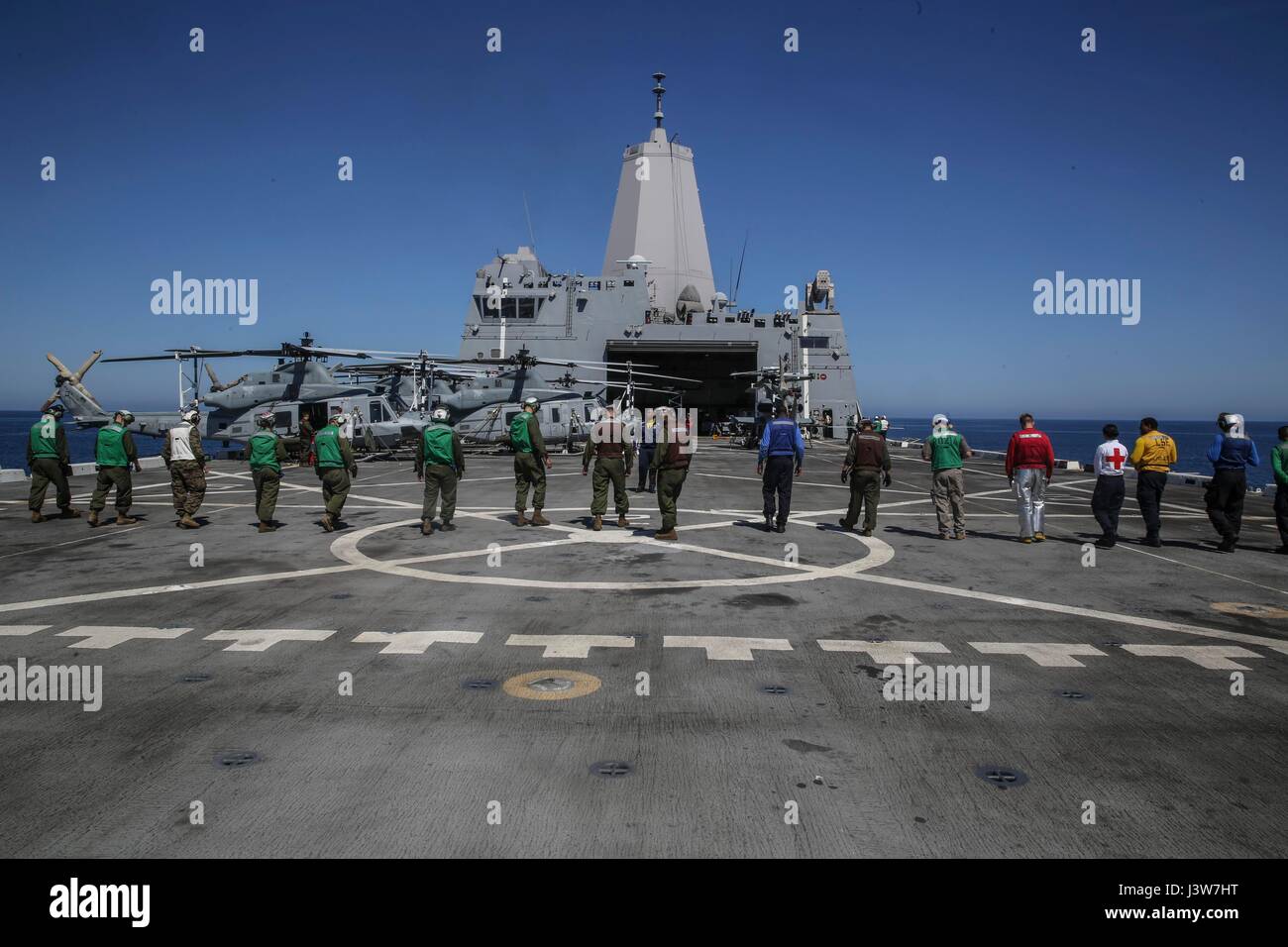 Pazifischen Ozean - Marines und Matrosen an Bord der USS San Diego (LPD-22) führen ausländische Objekt und Schmutz spazieren während zusammengesetzte Einheit Übung, auf der Suche nach etwas, das ein Flugzeug, 2. Mai 2017 potenzielle beschädigen können. COMPTUEX ist der 15. Marine Expeditionary Unit das zweite von drei auf See-Übungen zur kritischen Bereichen zu verfeinern und weiterhin die Bindung des blau-grünen Teams bauen wie Marines und Segler eng zusammenarbeiten. Die Amerika amphibische bereit Gruppe und der 15. MEU bilden eine gewaltige Kraft, die einen robusten Satz von Meer-basierte Funktionen zur Einführung M bietet Stockfoto