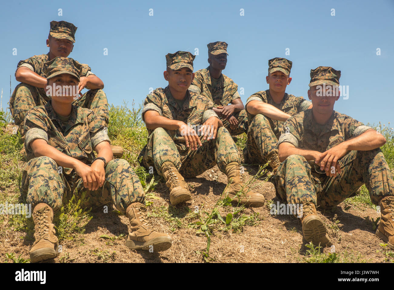 Verdient den Titel helfen Marine auch US-Bürger die Rechte und Privilegien der Bürgerschaft zu verdienen. In dieser Woche 12 neue Marines nahmen den Treueid und eingebürgerte US Bürger wurden. "United States Citizenship ist die größte Ehre, die wir (bei der United States Citizenship and Immigration Services), gewähren", sagte Wendy Wilcox, United States Citizenship and Immigration Services. "Für diese Marines ist heutigen Einbürgerung Zeremonie ihre letzten Schritt auf ihrem Weg zur amerikanischen Staatsbürgerschaft. Ihr Weg zur Staatsbürgerschaft ist besonders bemerkenswert, weil sie zuerst sich zu verpflichten Stockfoto