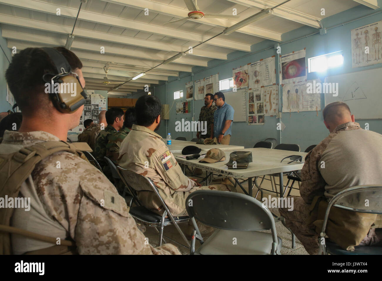 Ein Afghan National Army-Soldat mit dem 215. Corps spricht mit US-Marines mit Task Force südwestlich auf Lager Shorabak, Afghanistan, 3. Mai 2017. Eine Gruppe von etwa 15 Marines mit dem Gerät bereiten sich auf ihren ersten Einsatzbereitschaft Zyklus, wo sie zu beurteilen und Empfehlungen für Erhaltung und Verbesserungen im Lehr-Infanterie-Techniken zu ANA-Soldaten beginnen. Task Force südwestlich vor kurzem übernahm das Kommando als das primäre beratendes Element in der Provinz Helmand, training, Beratung und Unterstützung der ANA 215th Corps und 505. Zone Nationalpolizei. (US-Marine Cor Stockfoto