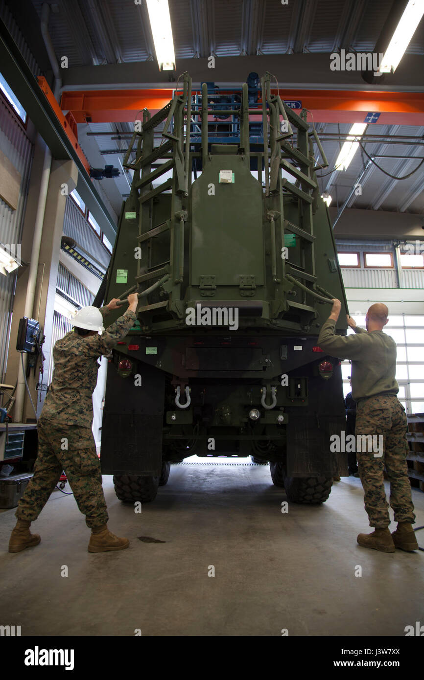 US Marine Corps Pfc. Giles Bailey, links, eine schwere Ausrüstung Betreiber und CPL Billy Garrett, Kfz Transport-Mechaniker, mit 2. Transport Support Battalion, Combat Logistik-Regiment 2, 2. Marine Logistics Group, installieren ein Gürteltier auf Medium Tactical Vehicle Ersatz während strategische Mobilität Übung 17 (STRATMOBEX) in Frigaard, Norwegen, 3. Mai 2017. Das Gürteltier benötigt, um rechtzeitig vor einem Konvoi von Fahrzeugen aus installiert werden Höhlen des Marine Corps Stationierung Programm Norwegen (MCPP-N). MCPP-N bietet strategische Optionen für die Verteidigung der NATO-Verbündeten. (US Stockfoto