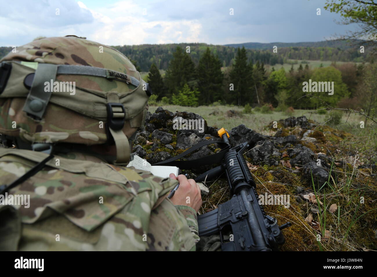 Mitarbeiter der US-Armee des 2. Kavallerieregiments führen Überwachungs- und Sicherheitseinsätze an der Saber Junction 17 im Hohenfels Training Area, Deutschland, als Teil einer Zertifizierungsübung für vereinheitlichte Landoperationen durch. Stockfoto