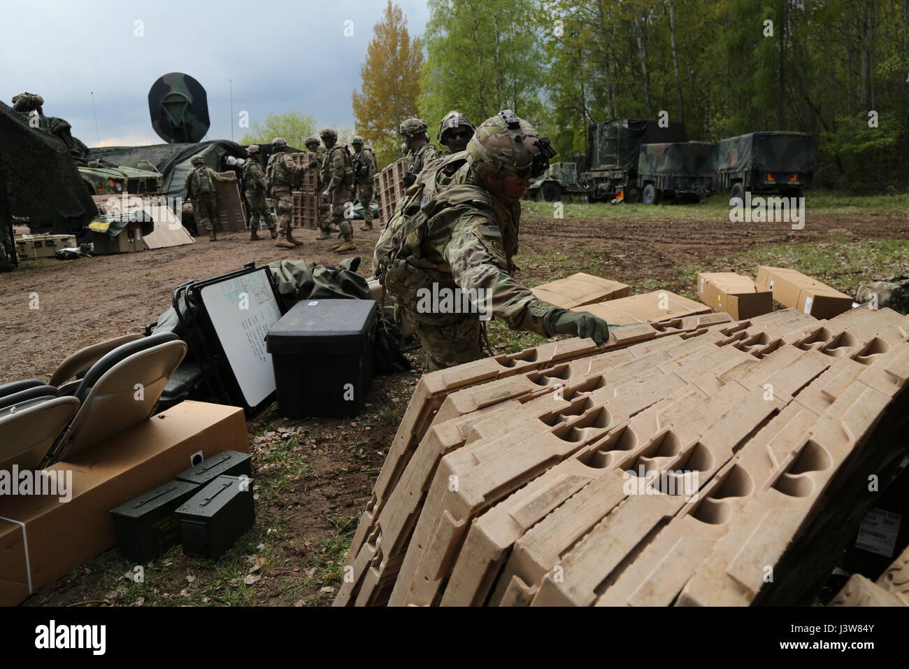 Soldaten des 2. Kavallerie-Regiments errichten ein taktisches Operationszentrum und entladen Fahrzeuge während der Saber Junction 17 auf dem Trainingsgelände Hohenfels, Deutschland, als Teil der Kampfflugzeuge-Trainingszentren-Zertifizierungsübungen für vereinheitlichte Landeinsatzbereitschaft. Stockfoto