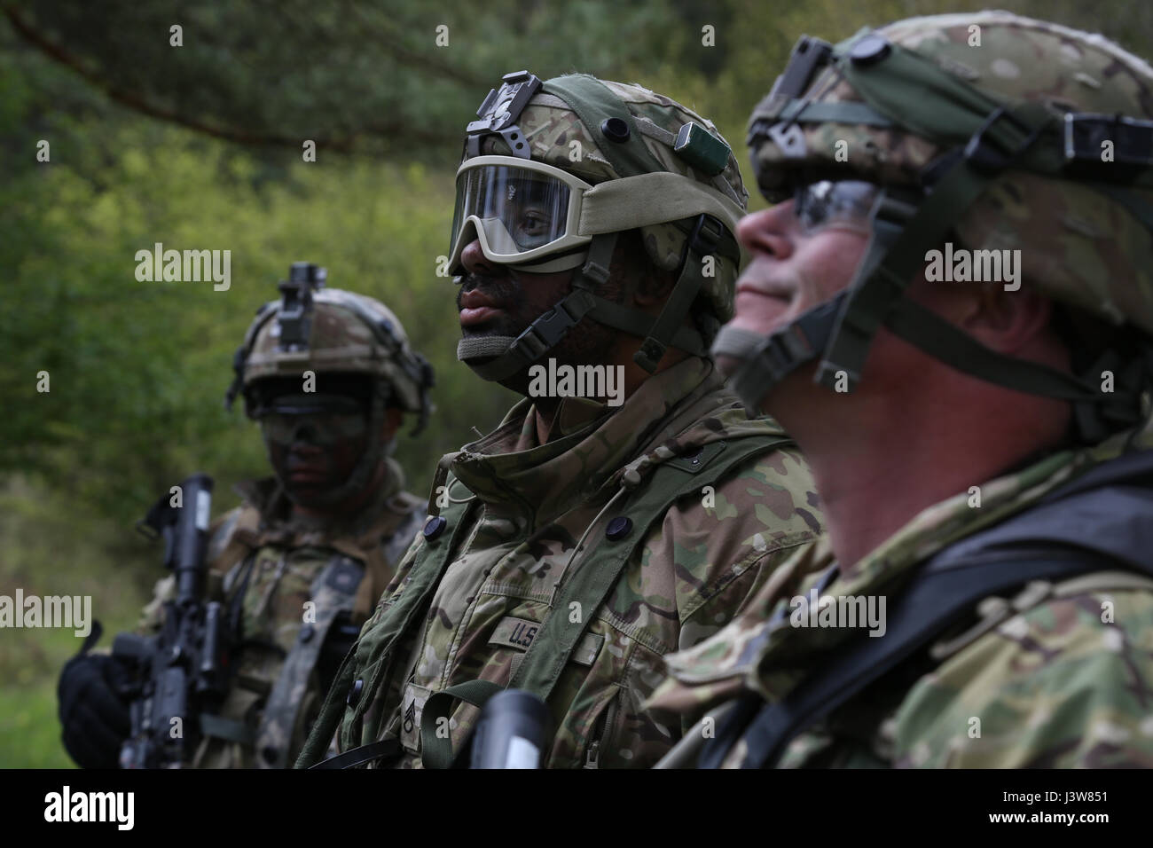 US-Soldaten des 2. Kavallerie-Regiments erhalten eine Einweisung während der Einrichtung eines Vorwärtsbewaffnungs- und Tankpunkts während der Saber Junction 17 auf dem Hohenfels Training Area, Deutschland, einer Kampfflugschule, die die Bereitschaft für vereinheitlichte Landoperationen vom 25. April bis 19. Mai 2017 bewertet. Stockfoto