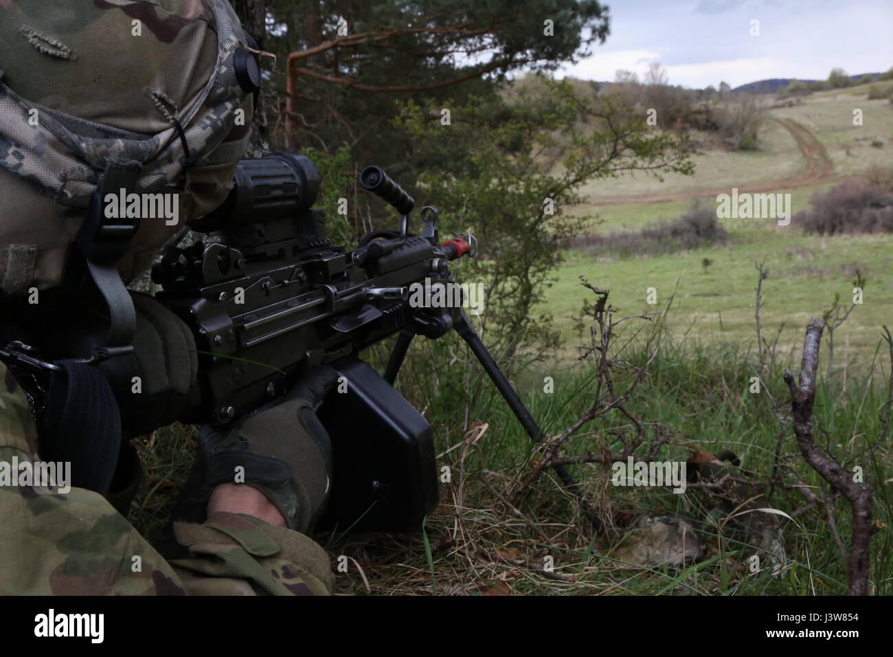 Soldaten des 2. Kavallerieregiments führen die Sicherheit durch und errichten einen Vorwärtsbewaffnungs- und Tankpunkt während der Saber-Junction 17 im Hohenfels-Trainingsgebiet, einer Kampfübungsübung, die sich auf vereinheitlichte Landoperationen und Bereitschaftsbewertung konzentriert, 4. Mai 2017. Stockfoto