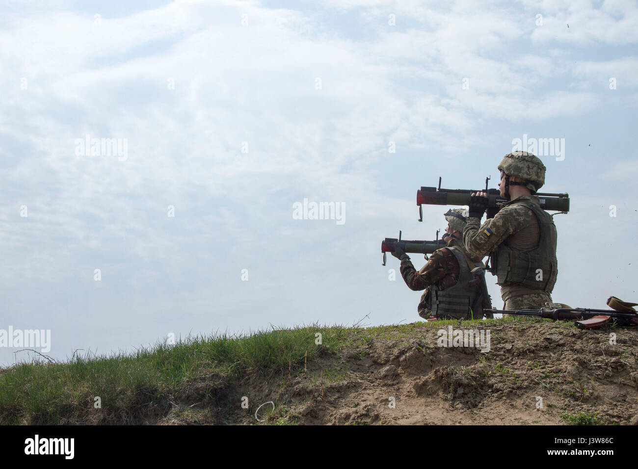 Zwei ukrainische Soldaten mit dem 1. Airmobile Bataillon, 79. Air Assualt Brigade vorzubereiten, RPG-22 s Feuer während RPG Qualifikation am Yavoriv Combat Training Center auf der internationalen Friedenssicherung und Security Center in der Nähe von Yavoriv, Ukraine, am 4. Mai.     CTC-Trainer, eine Partnerschaft mit Soldaten der US Army 45. Infantry Brigade Combat Team, sind Truppen von der ukrainischen Armee 1. Airmobile Bataillon, 79. Air Assault Brigade Lehren, während das Bataillon Drehung an der CTC RPGs beschäftigen. 45. IBCT ist im Rahmen der gemeinsamen multinationalen Training Group-Ukraine eingesetzt und ist Stockfoto