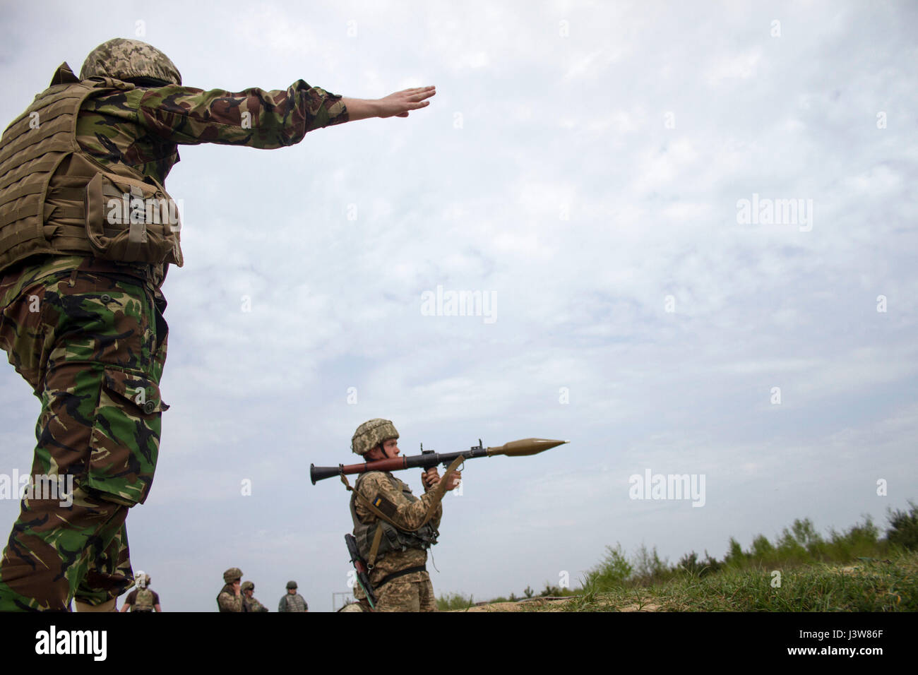 Ein ukrainische Armee Trainer zugewiesenen Yavoriv Combat Training Center gibt feuern Anweisungen, um einen Soldaten mit der Ukraine 1. Airmobile Bataillon, 79. Air Assault Brigade in RPG-Ausbildung bei der Yavoriv CTC International Peacekeeping und Security Center in der Nähe von Yavoriv, Ukraine, am 4. Mai.    CTC-Trainer, eine Partnerschaft mit Soldaten der US Army 45. Infantry Brigade Combat Team, sind Truppen von der ukrainischen Armee 1. Airmobile Bataillon, 79. Air Assault Brigade Lehren, während das Bataillon Drehung an der CTC RPGs beschäftigen. 45. IBCT ist als Teil des Joins eingesetzt. Stockfoto