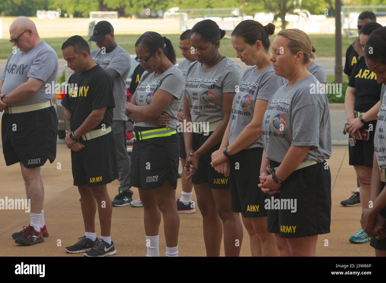 Soldaten, Zivilisten und Familien versammelten sich zum National Day of Prayer 2017 in Fort Bragg, North Carolina, um die Reflexion und das Gebet für das Land und seine Führer zu beobachten, einschließlich eines Fitness-Laufs für etwa 45 Minuten. Stockfoto