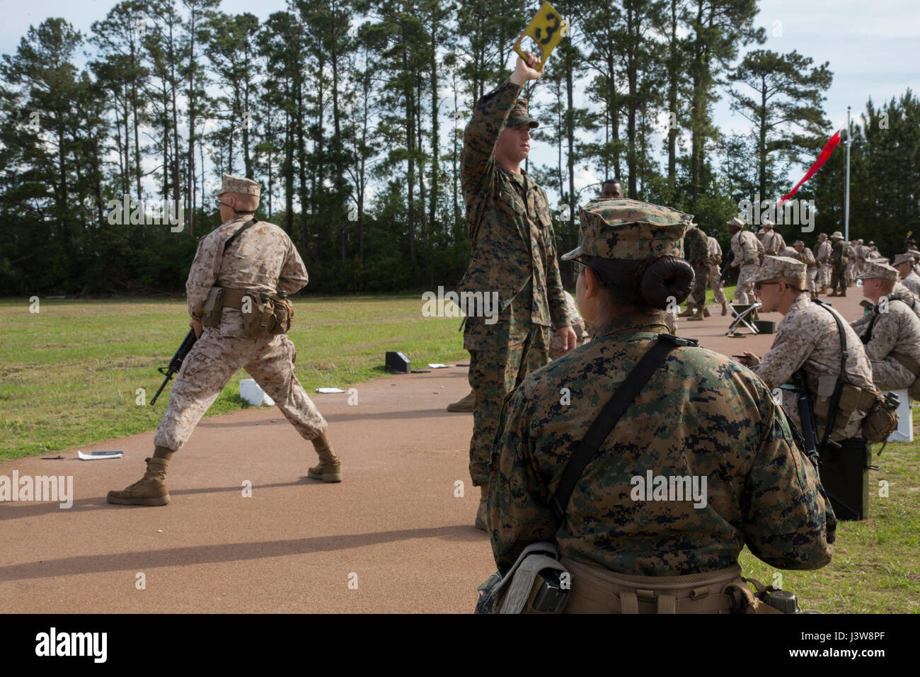US Marine Corps Rekruten mit G. und Firma O. führen Gewehr Qualifikationen auf dem Schießstand auf Marine Corps Recruit Depot, Parris Island, SC, 4. Mai 2017. Qualifikation mit der M16-A4-Service-Gewehr lehrt Rekruten das Waffensystem zu verstehen, um zu halten mit dem Konzept "Jeder Marine ein Schütze." (Foto: U.S. Marine Corps CPL Richard Currier/freigegeben) Stockfoto