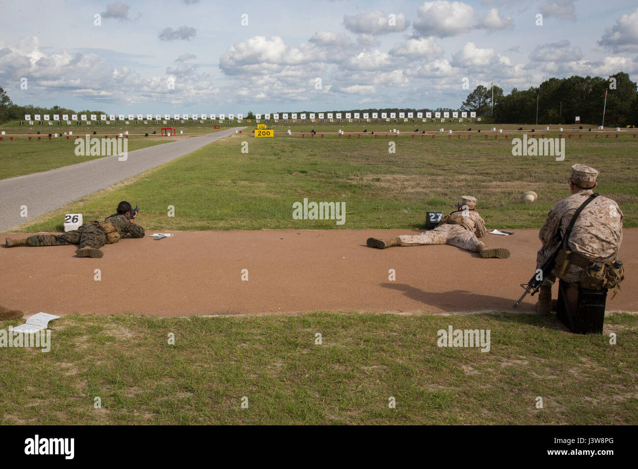 US Marine Corps Rekruten mit G. und Firma O. führen Gewehr Qualifikationen auf dem Schießstand auf Marine Corps Recruit Depot, Parris Island, SC, 4. Mai 2017. Qualifikation mit der M16-A4-Service-Gewehr lehrt Rekruten das Waffensystem zu verstehen, um zu halten mit dem Konzept "Jeder Marine ein Schütze." (Foto: U.S. Marine Corps CPL Richard Currier/freigegeben) Stockfoto