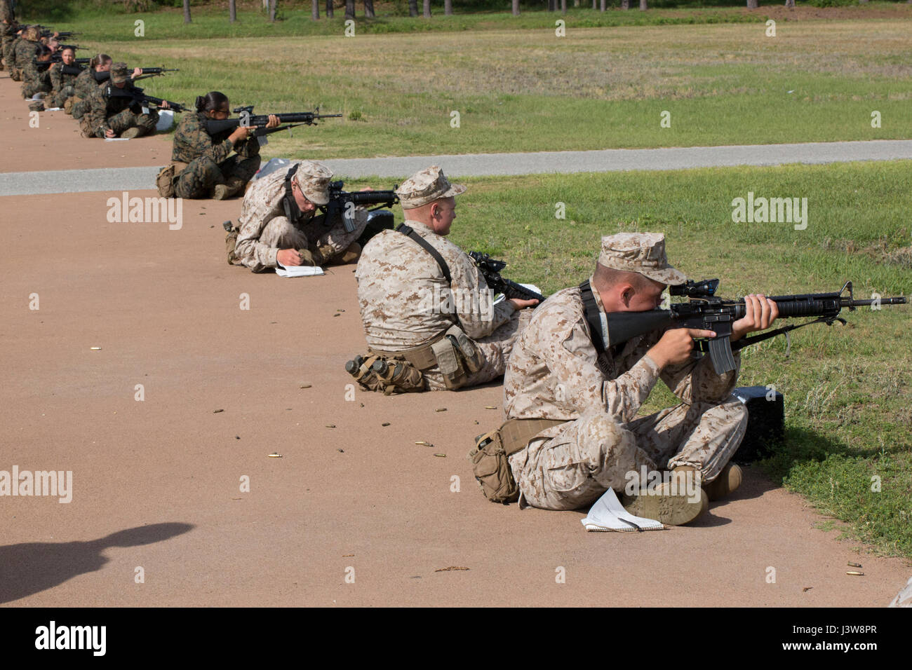 US Marine Corps Rekruten mit G. und Firma O. führen Gewehr Qualifikationen auf dem Schießstand auf Marine Corps Recruit Depot, Parris Island, SC, 4. Mai 2017. Qualifikation mit der M16-A4-Service-Gewehr lehrt Rekruten das Waffensystem zu verstehen, um zu halten mit dem Konzept "Jeder Marine ein Schütze." (Foto: U.S. Marine Corps CPL Richard Currier/freigegeben) Stockfoto