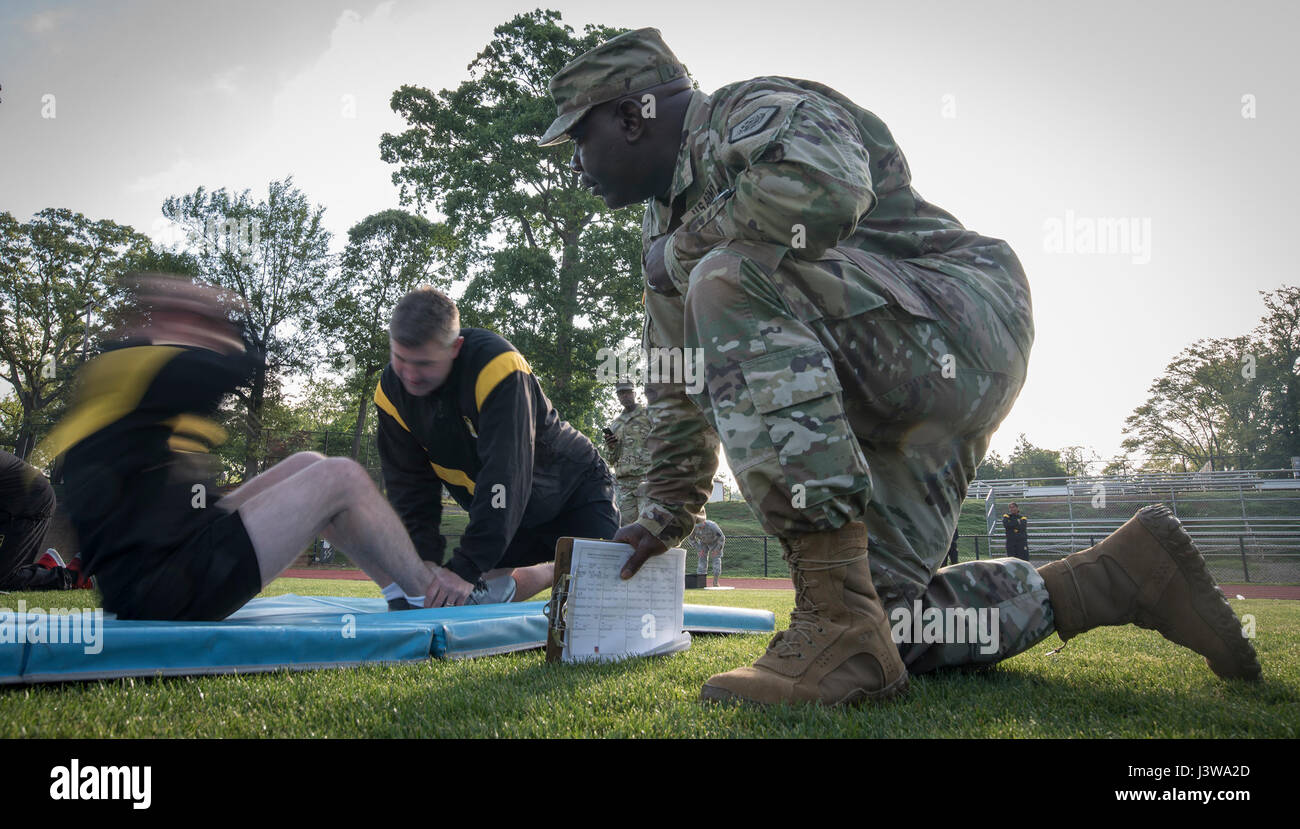 Montgomery Alabama US Army Reserve Staff Sgt Eddie Lawrence, Befehl ATARS Operator für 335th Signal Befehl (Theater), Klasse Master Sgt. Anthony Florence, 335th broadcast Unteroffizier, während der Sit-up-Veranstaltung von der Armee körperliche Fitness-Test in East Point, Ga., 6. Mai 2017. Die APFT soll die Muskelkraft, Ausdauer und Herz-Kreislauf-Atemwege Fitness der Soldaten in der Armee zu testen. Soldaten werden auf der Grundlage ihrer Leistungen in drei Veranstaltungen, bestehend aus den Push-up, Sit-up und ein zwei-Meile laufen, von 0 bis 100 Punkte in jedem Ereignis gewertet. (US-Arm Stockfoto