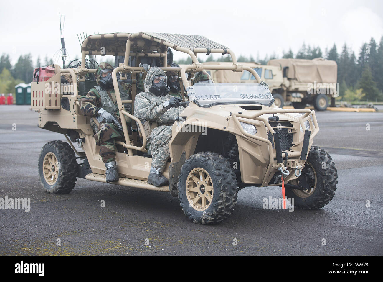 US-Soldaten zum 22. Bataillon, 48. chemische Brigade zugewiesen erwarten weitere Anweisungen während der Dragon Fire-Übung auf das Atomkraftwerk, Satsop, Washington, 2. Mai 2017. Feueratem ist eine bilaterale Übung zwischen der 48. chemische biologische radiologische nuklearen (CBRN) Brigade und die deutschen Bundswehr CBRN Defense Command. Es dient auch als der Höhepunkt Fortbildungsveranstaltung und Validierung für die 22. CBRN-Bataillon ausüben. (US Armee-Foto von Spc. Derrick Maragh) Stockfoto