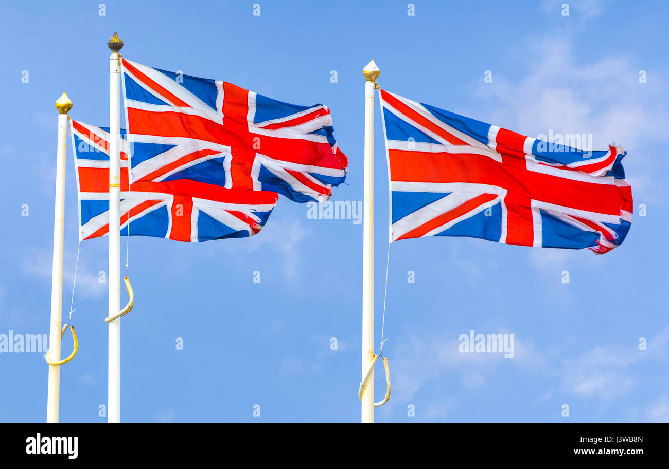 Union Jack-Flaggen des Vereinigten Königreich von Großbritannien und Nordirland, auf Stangen gegen blauen Himmel fliegen. Stockfoto