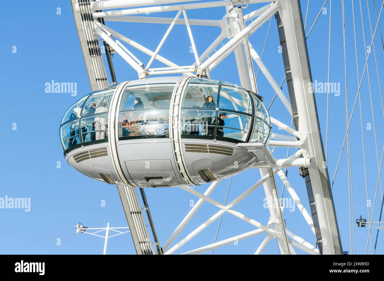 Menschen in einer Hülse auf das London Eye (Millennium Wheel) Riesenrad an der Themse in Lambeth, London, England, UK. Stockfoto