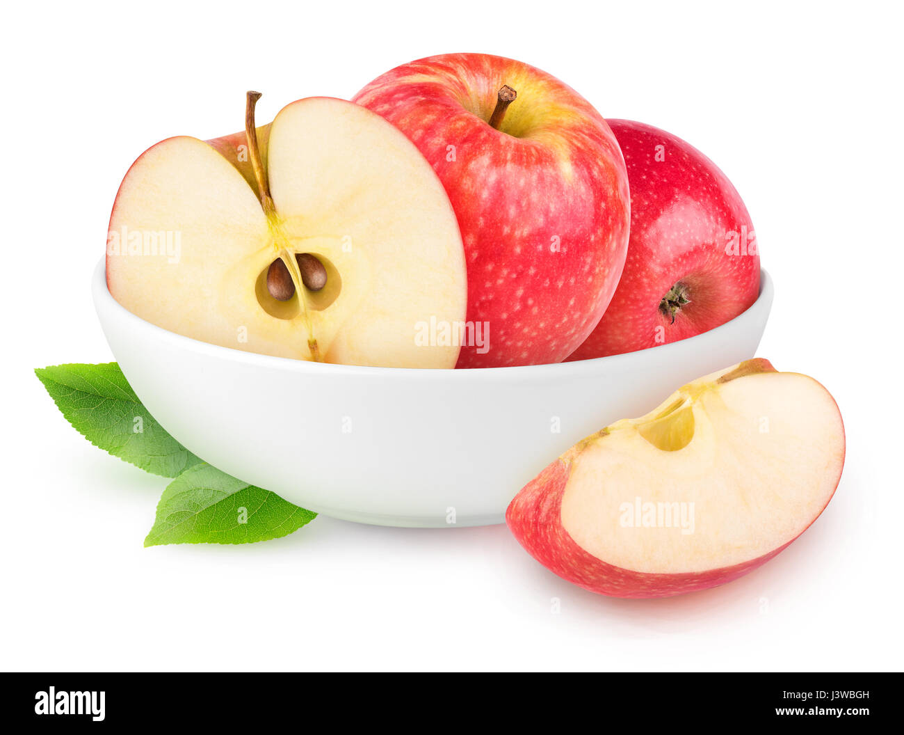 Isolierte Äpfel. Weiße Schale mit geschnittenen Apfel Obst isoliert auf weißem Hintergrund mit Beschneidungspfad Stockfoto