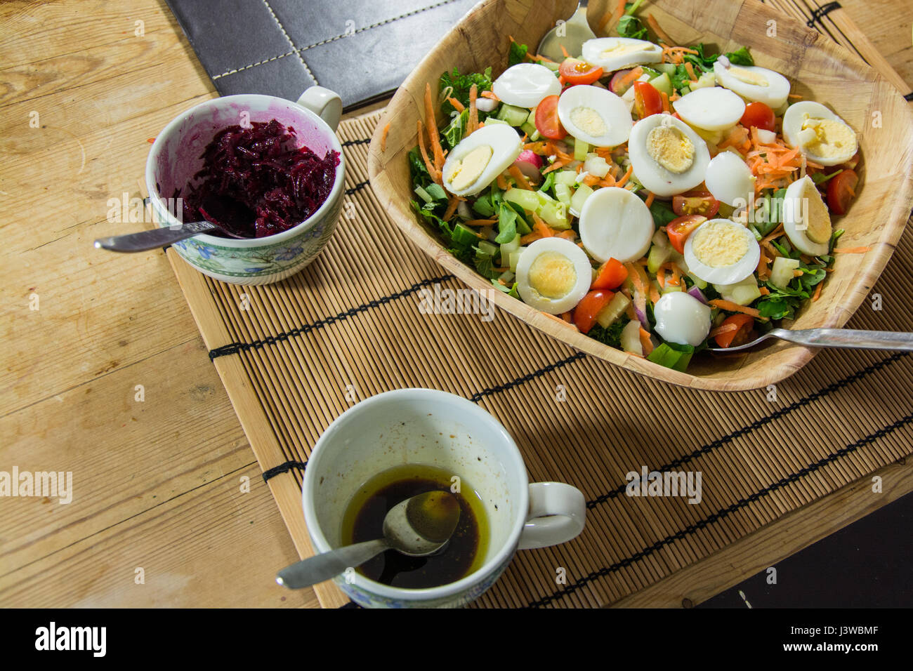 Eine Schüssel Eiersalat. Bestehend aus hart gekochtes Ei, Salat, Tomate, Karotte, Gurke und Karotte. Vegetarisches Essen. Stockfoto